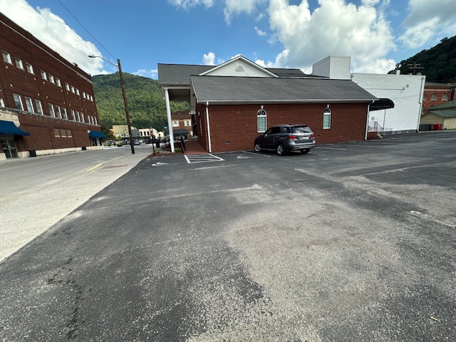 Pineville, Kentucky, 40977, United States, 1 Bedroom Bedrooms, ,3 BathroomsBathrooms,Residential,For Sale,1974652