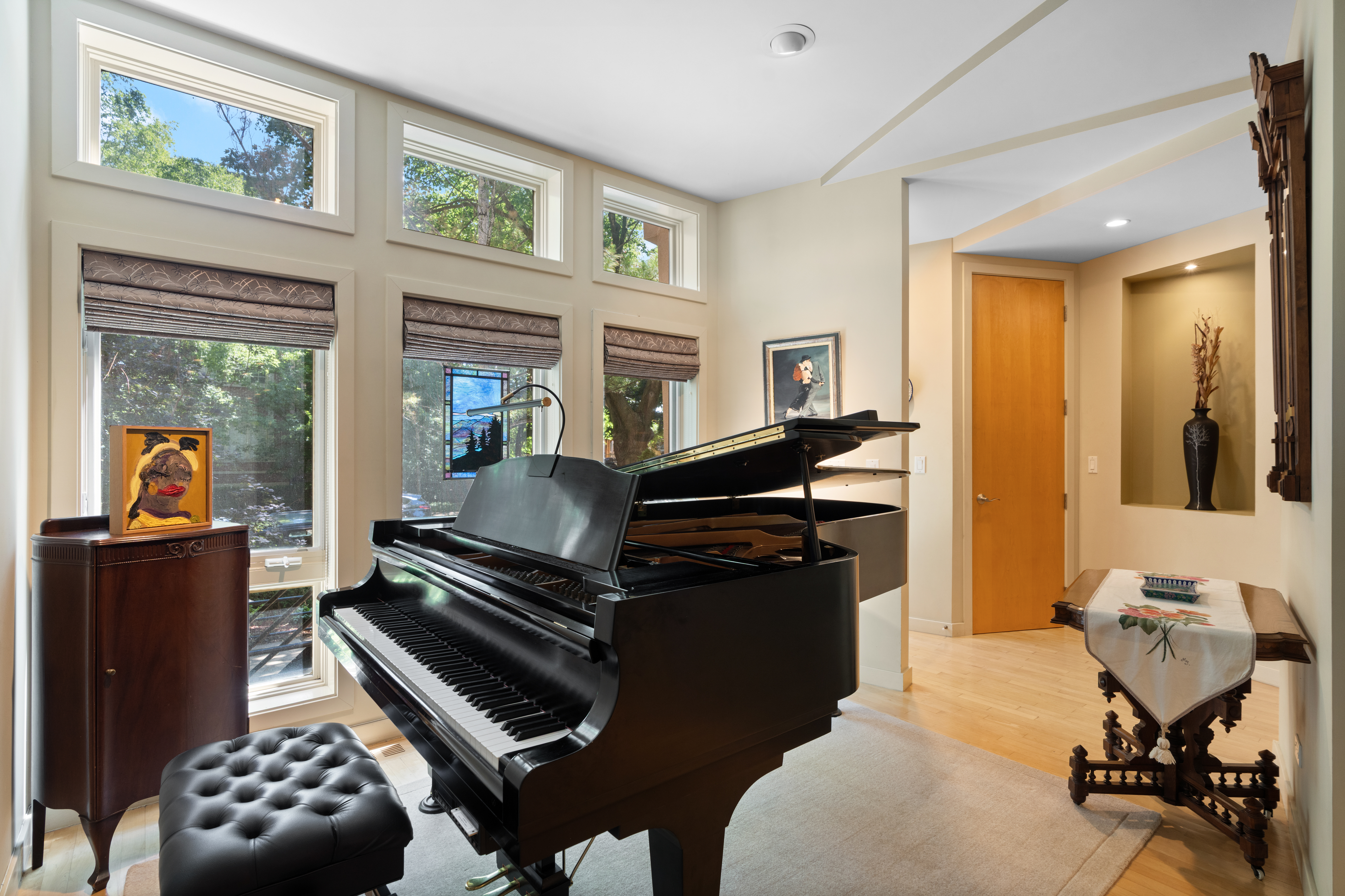 Architecturally Distinctive and Flooded with Natural Light - 物件實景
