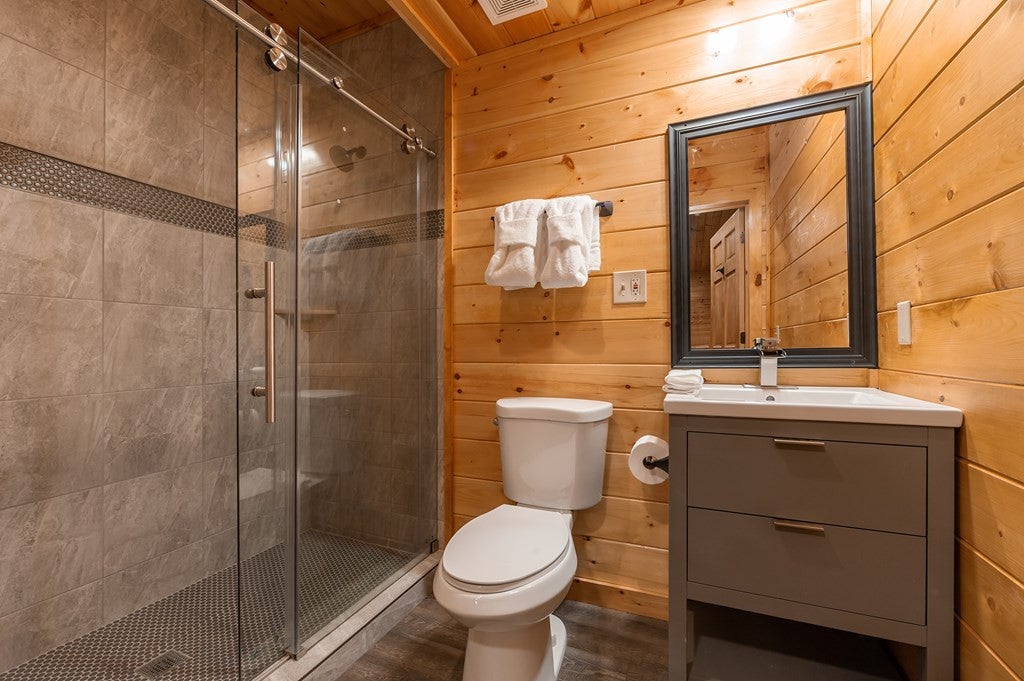 Sevierville, Tennessee, 37862, United States, 3 Bedrooms Bedrooms, ,7 BathroomsBathrooms,Residential,For Sale,1914651