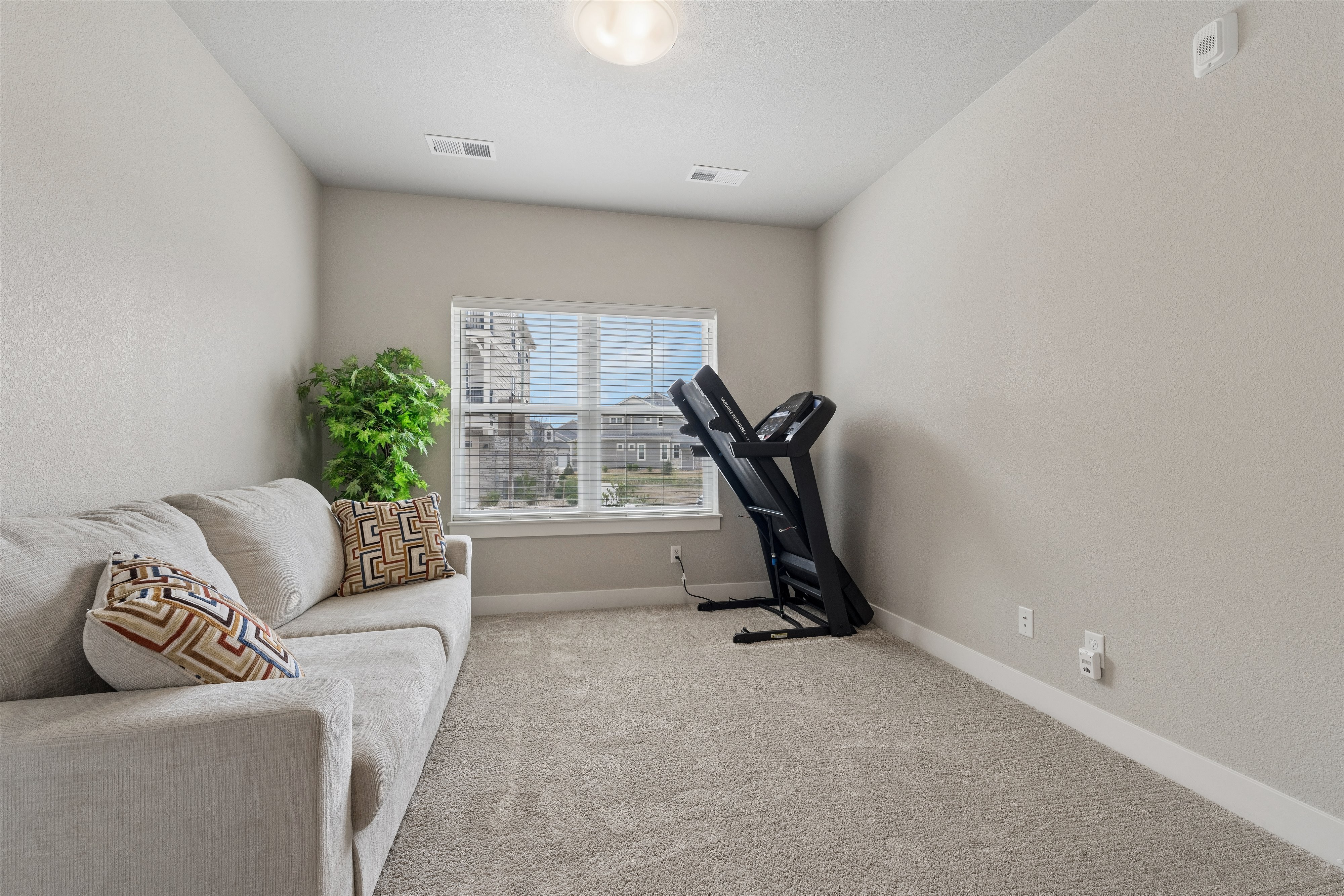  Enjoy Effortless, Lock-and-Leave Living in this Beautifully Finished Home - 物件實景
