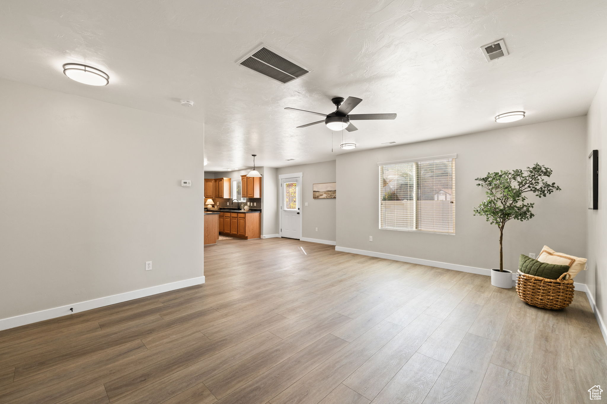 Saratoga Springs, Utah, 84045, United States, 4 Bedrooms Bedrooms, ,3 BathroomsBathrooms,Residential,For Sale,1906604