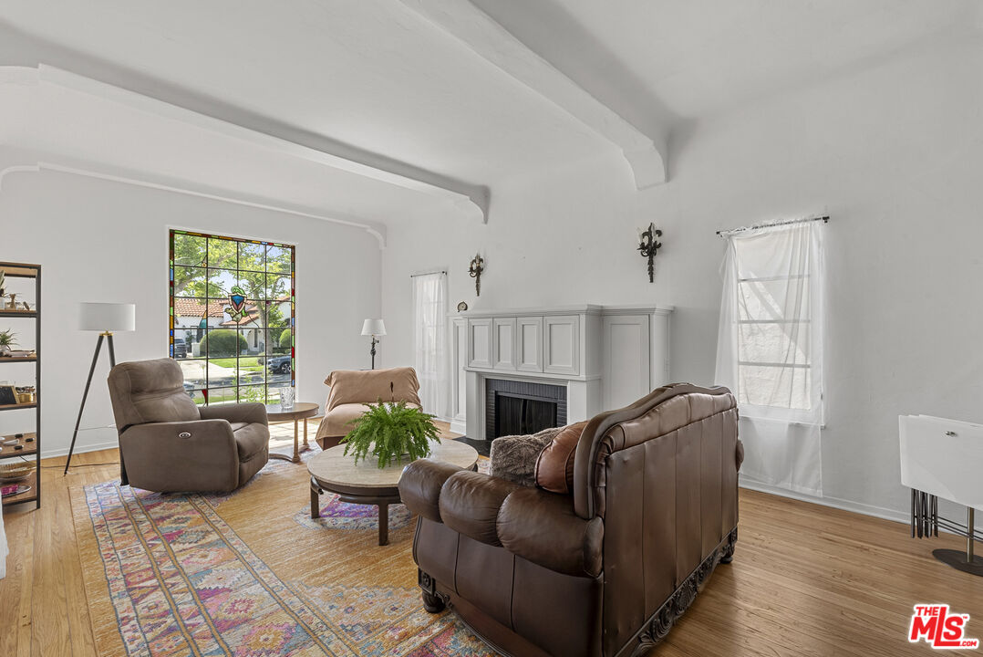 Los Angeles, California, 90036, United States, 4 Bedrooms Bedrooms, ,3 BathroomsBathrooms,Residential,For Sale,1849800