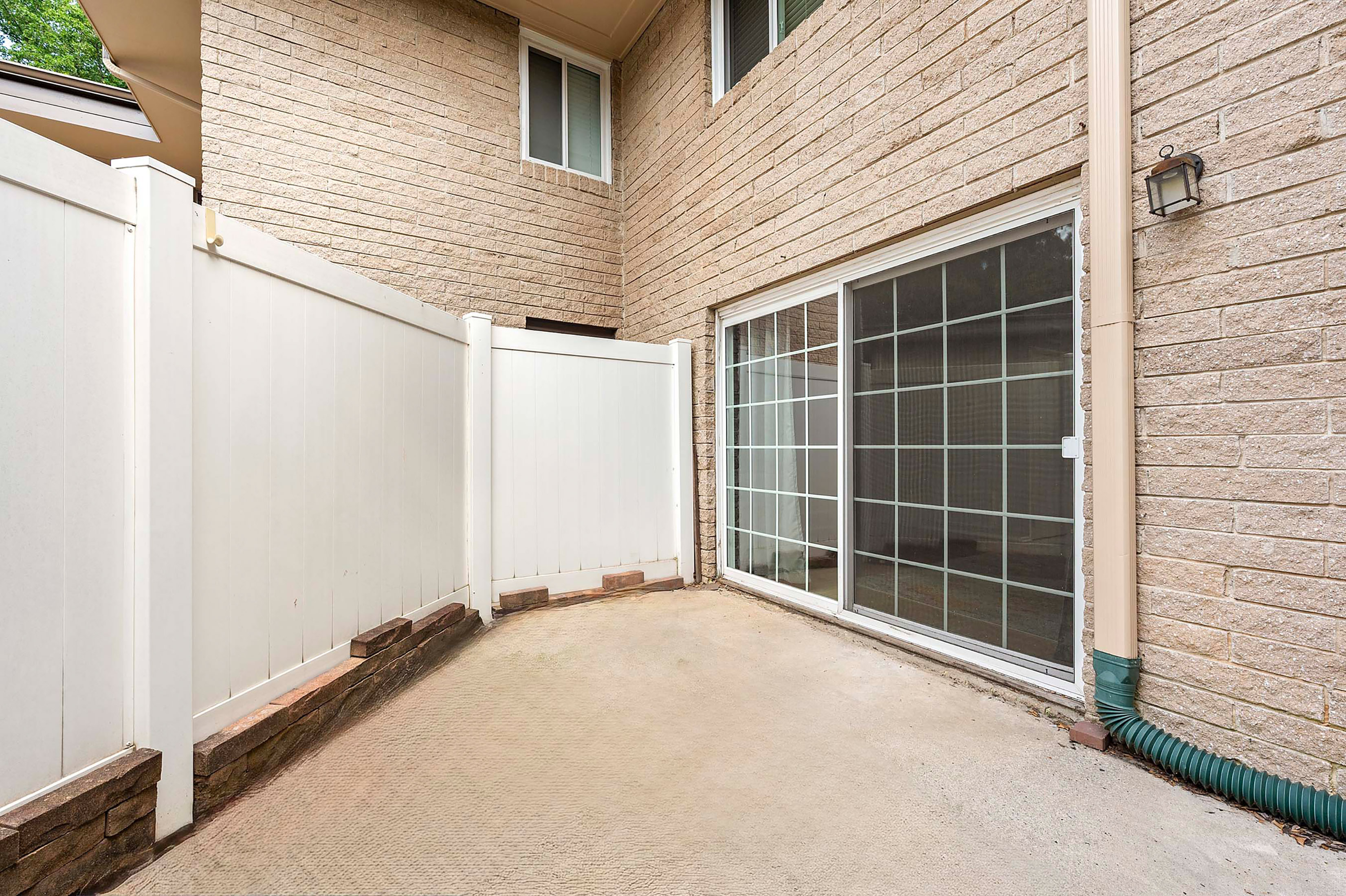  Rare Two-Story Garden Home in Laurel Grove with Covered Parking - 物件實景