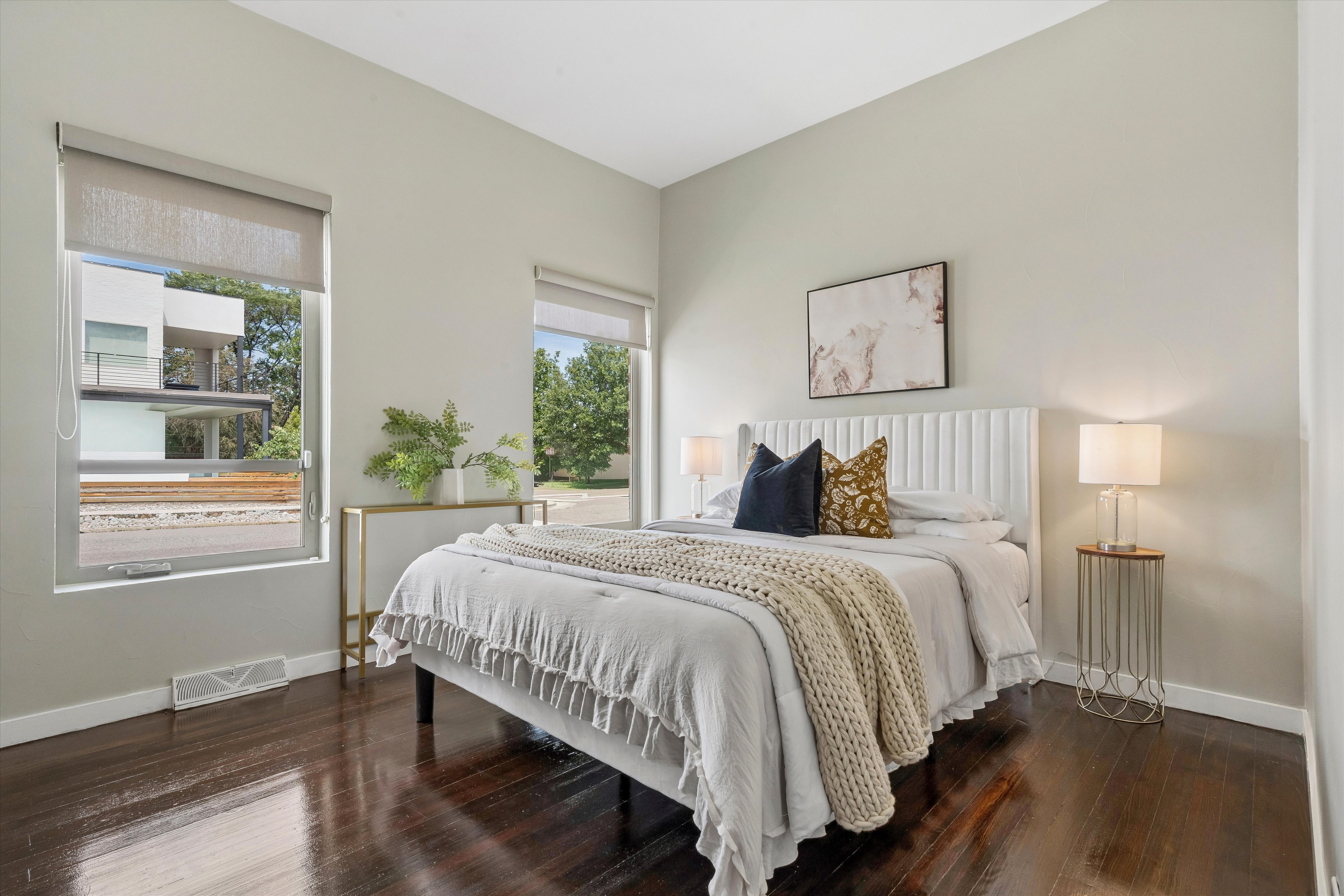  Beautifully updated residence, timeless architectural character & modern comfort - 物件實景