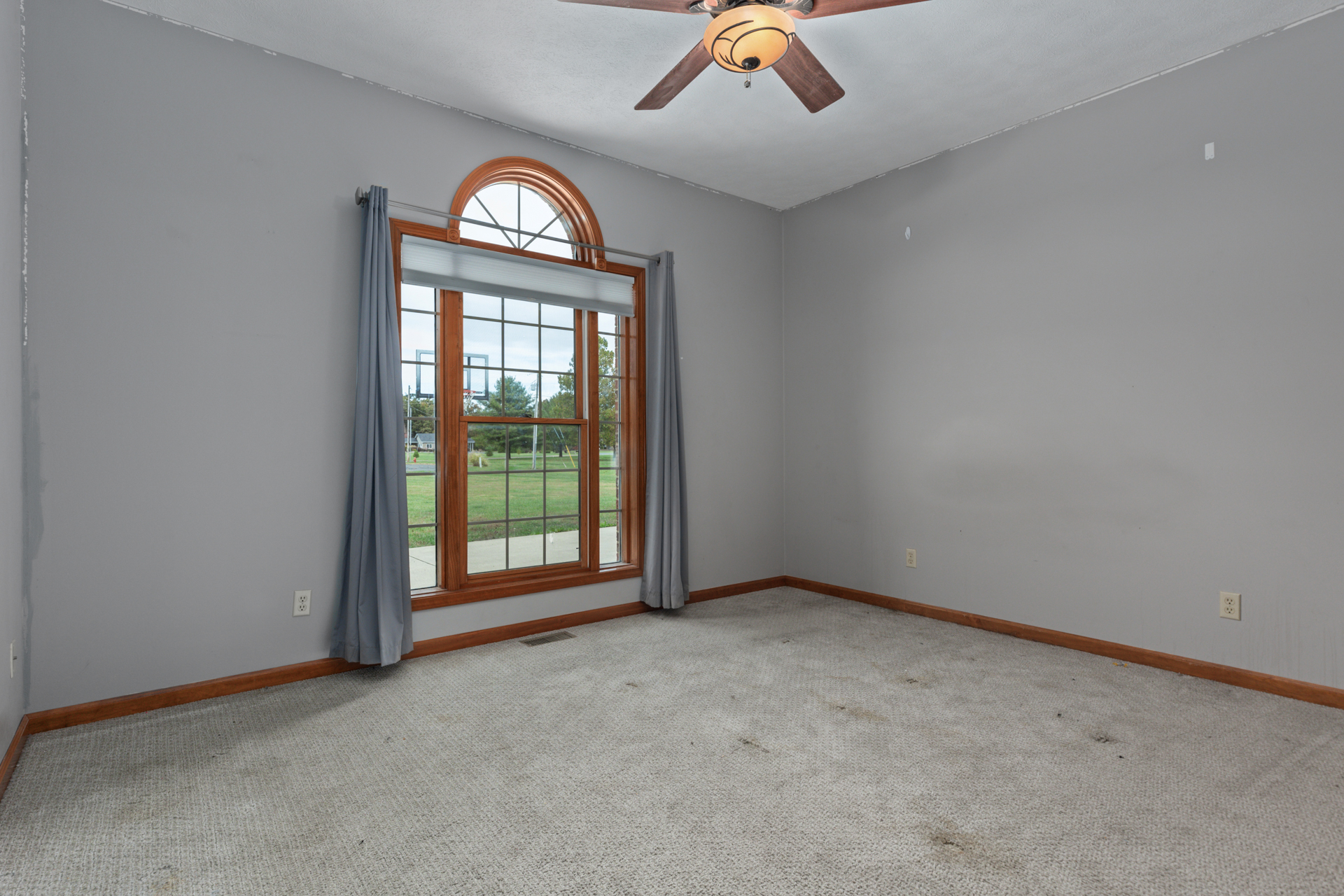 Litchfield, Illinois, 62056, United States, 5 Bedrooms Bedrooms, ,4 BathroomsBathrooms,Residential,For Sale,1986083