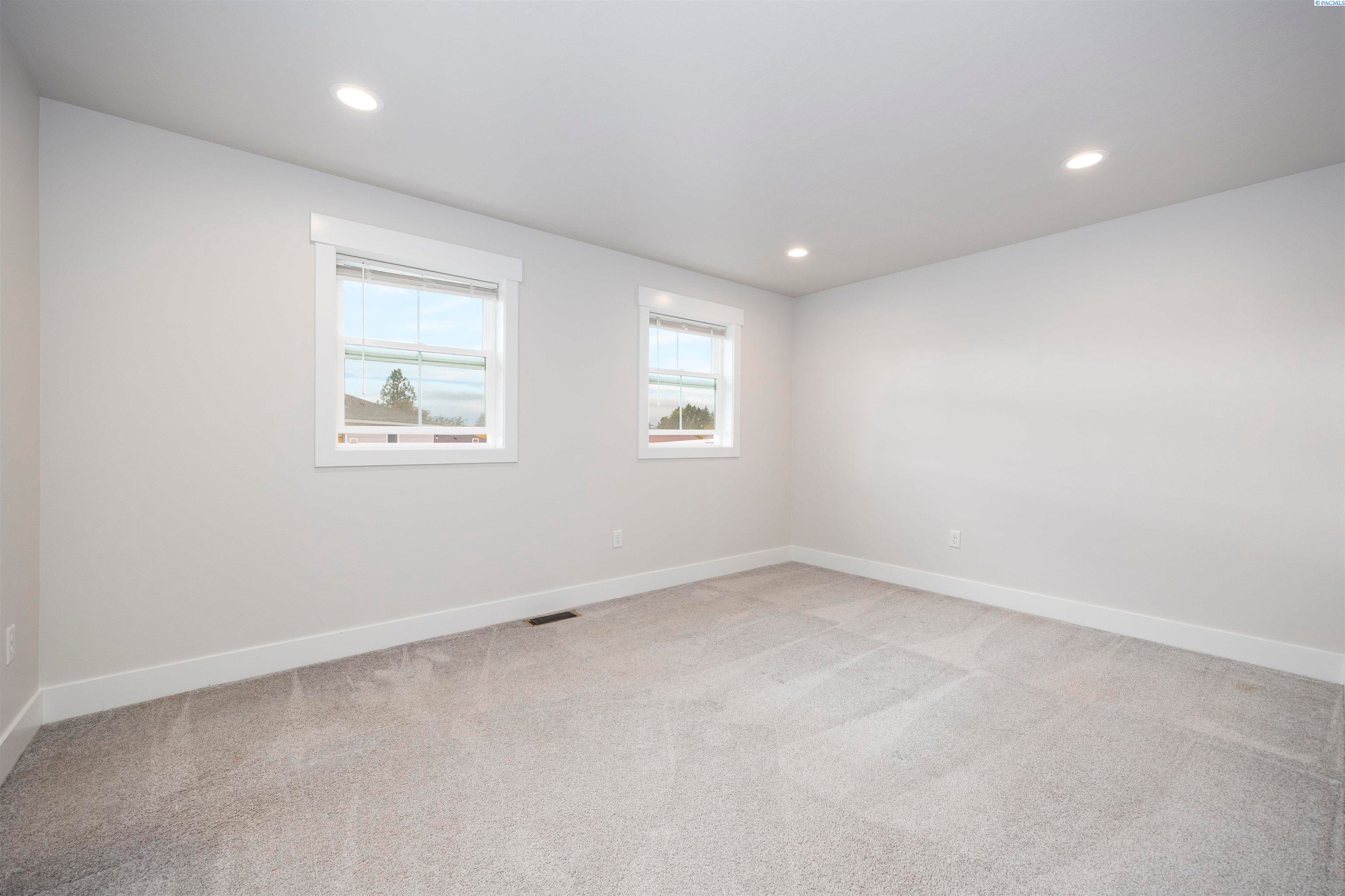 Grandview, Washington, 98930, United States, 5 Bedrooms Bedrooms, ,3 BathroomsBathrooms,Residential,For Sale,1988632