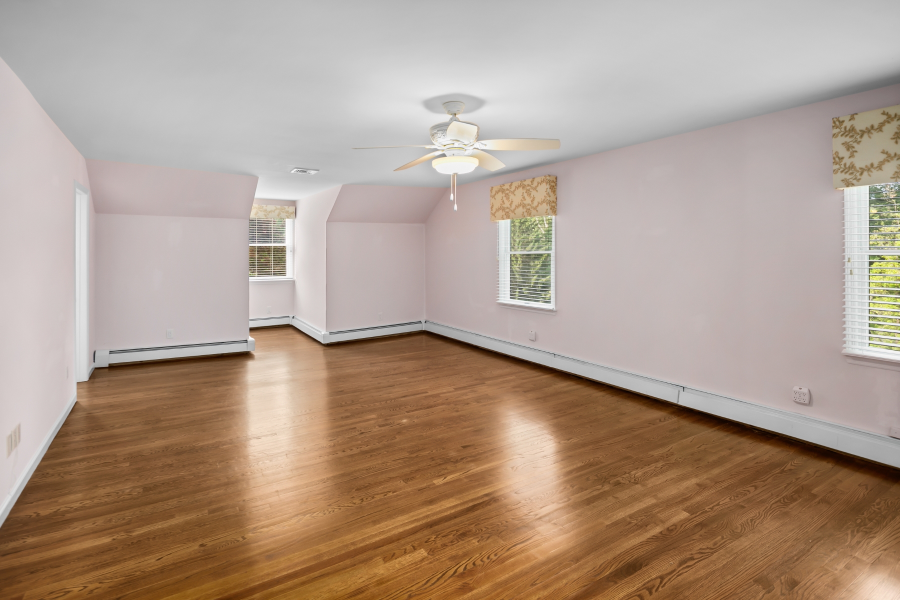  Updated Custom Colonial Home Brings Private Natural Setting Into Daily Life - 物件實景