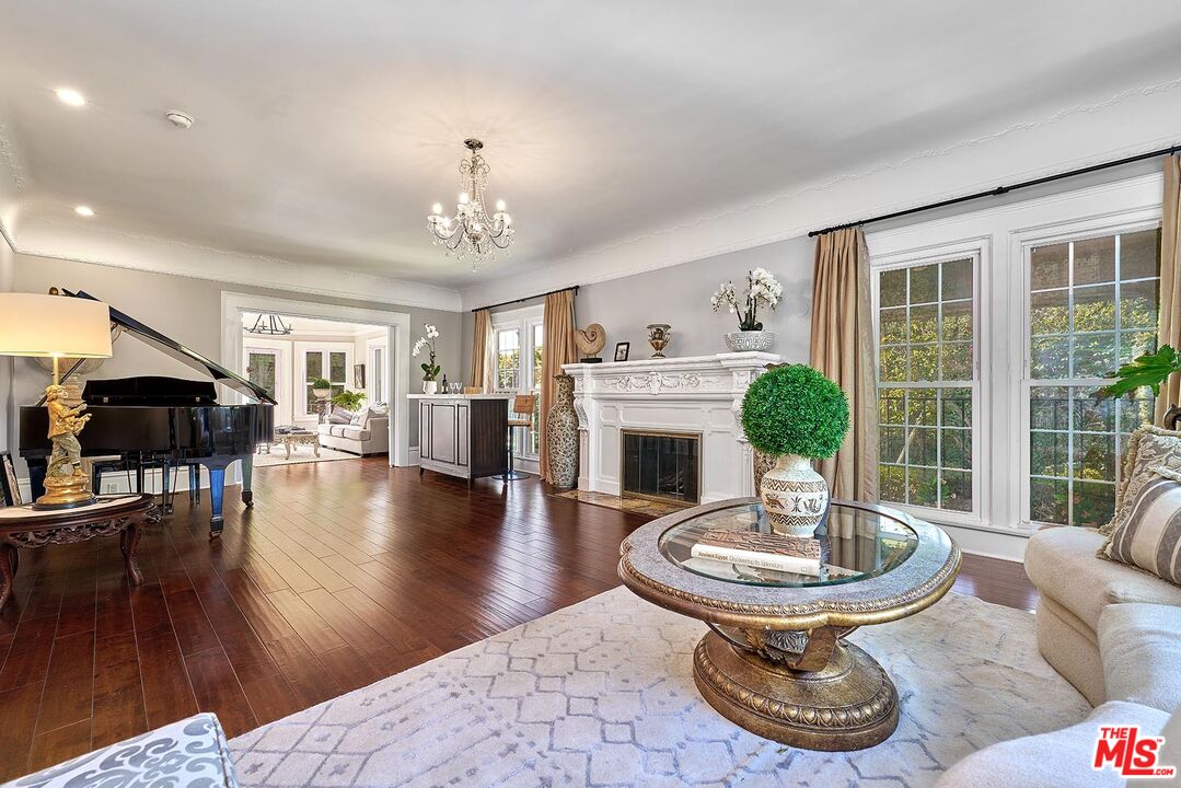 Los Angeles, California, 90005, United States, 5 Bedrooms Bedrooms, ,6 BathroomsBathrooms,Residential,For Sale,1907226