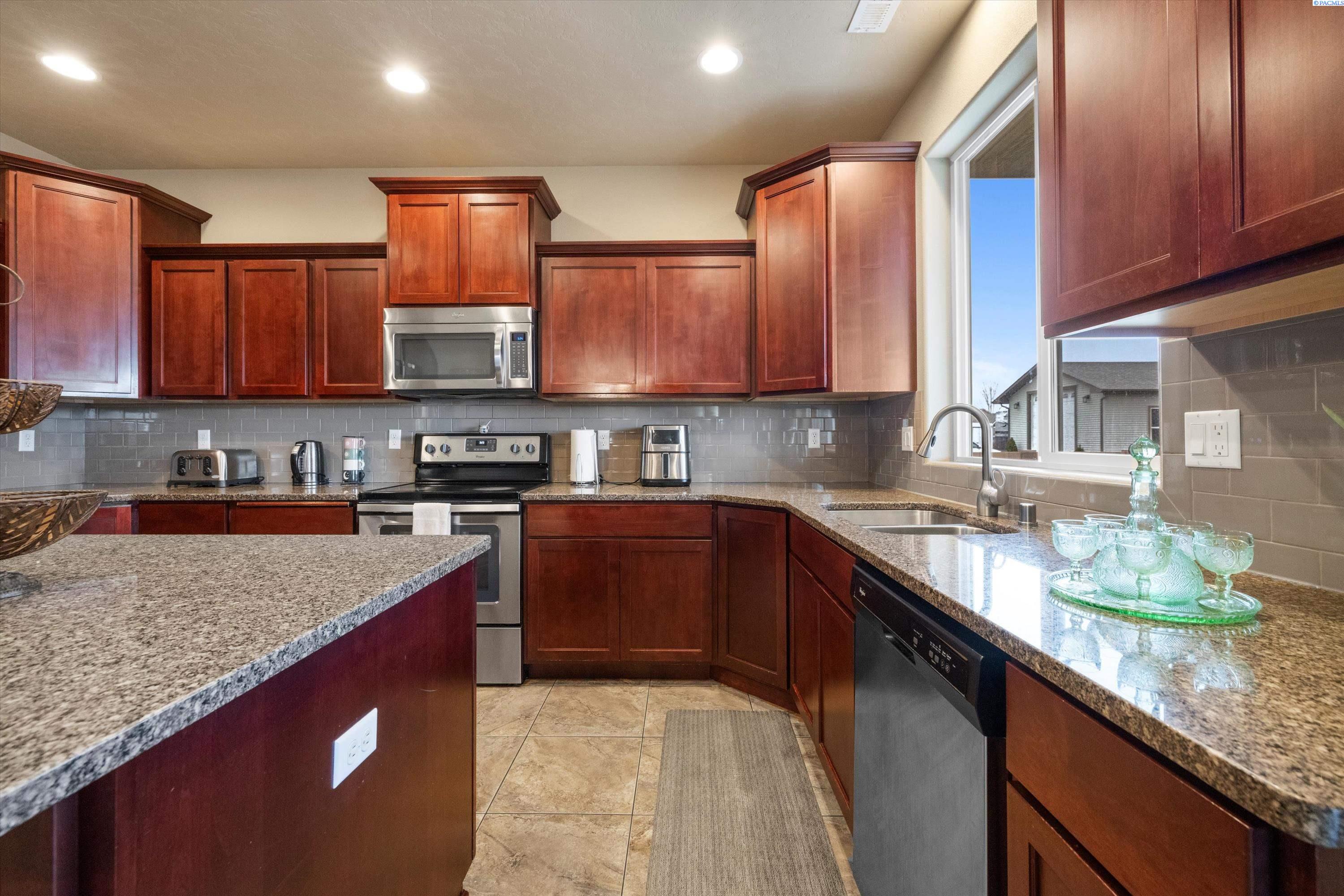 Pasco, Washington, 99301, United States, 6 Bedrooms Bedrooms, ,3 BathroomsBathrooms,Residential,For Sale,1705184