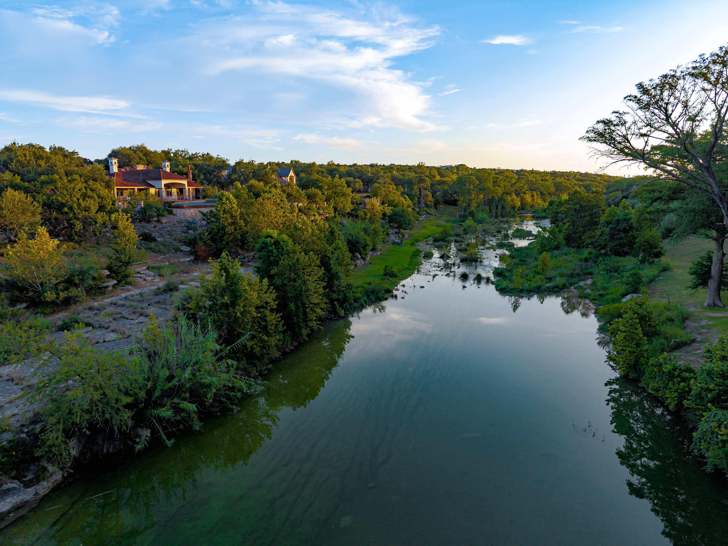  Secluded Riverfront Estate - 物件實景
