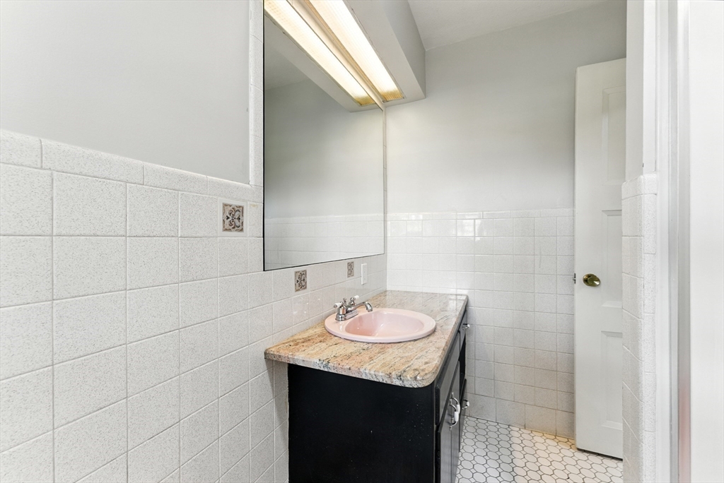 Longmeadow, Massachusetts, 01106, United States, 3 Bedrooms Bedrooms, ,3 BathroomsBathrooms,Residential,For Sale,1933397