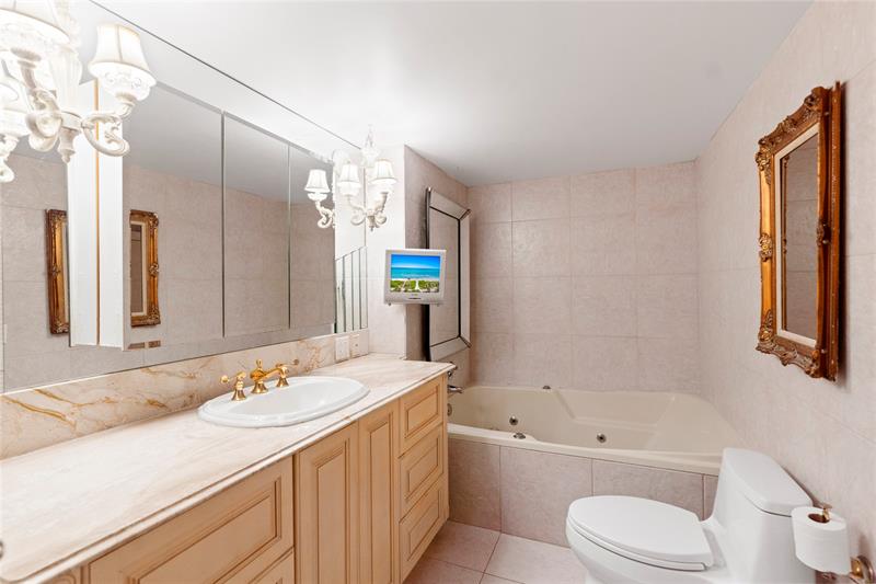Lauderdale By The Sea, Florida, 33308, United States, 2 Bedrooms Bedrooms, ,2 BathroomsBathrooms,Residential,For Sale,1898422