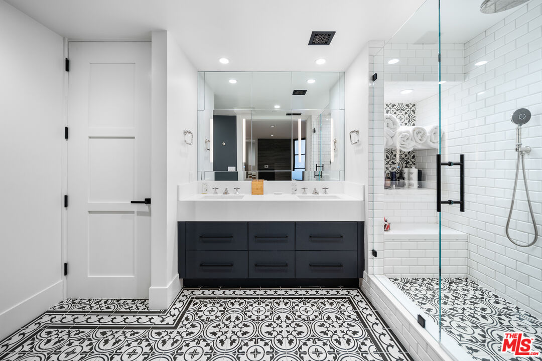 Los Angeles, California, 90014, United States, 2 Bedrooms Bedrooms, ,2 BathroomsBathrooms,Residential,For Sale,1938592