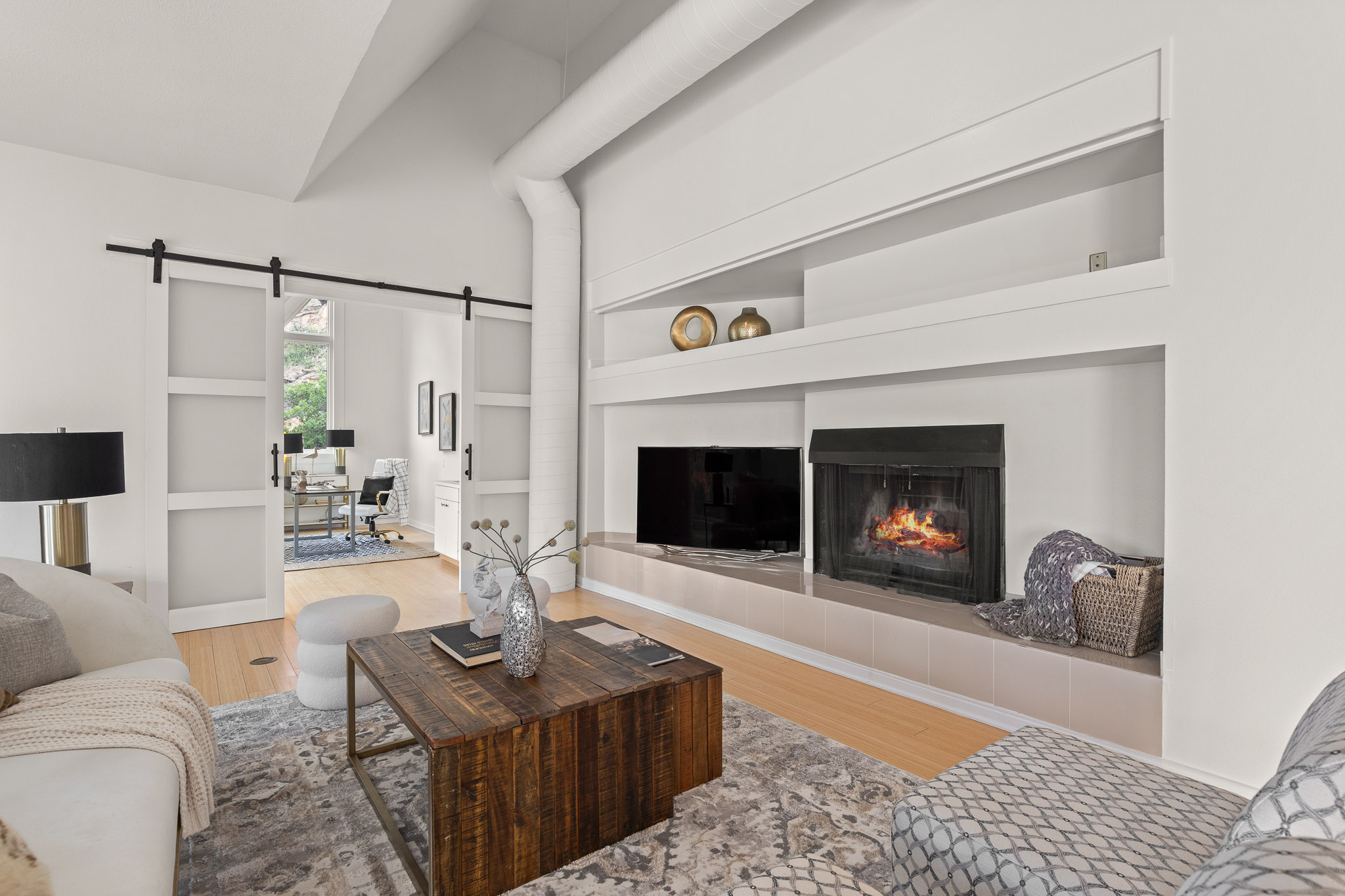  Set against the red rocks of Perry Park with a bold white stucco exterior - 物件實景