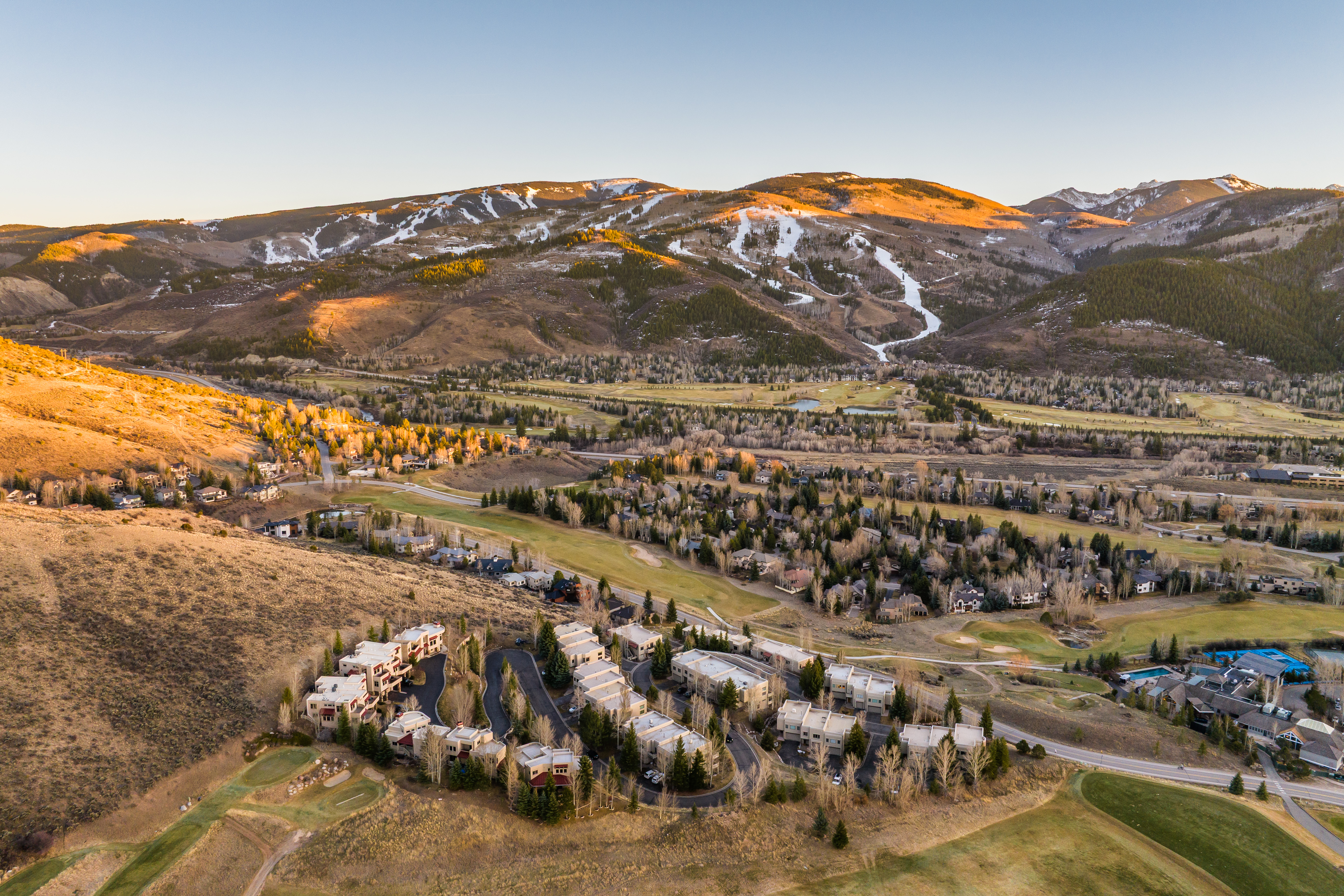  Captures sweeping views of Arrowhead and the surrounding mountain landscape. - 物件實景