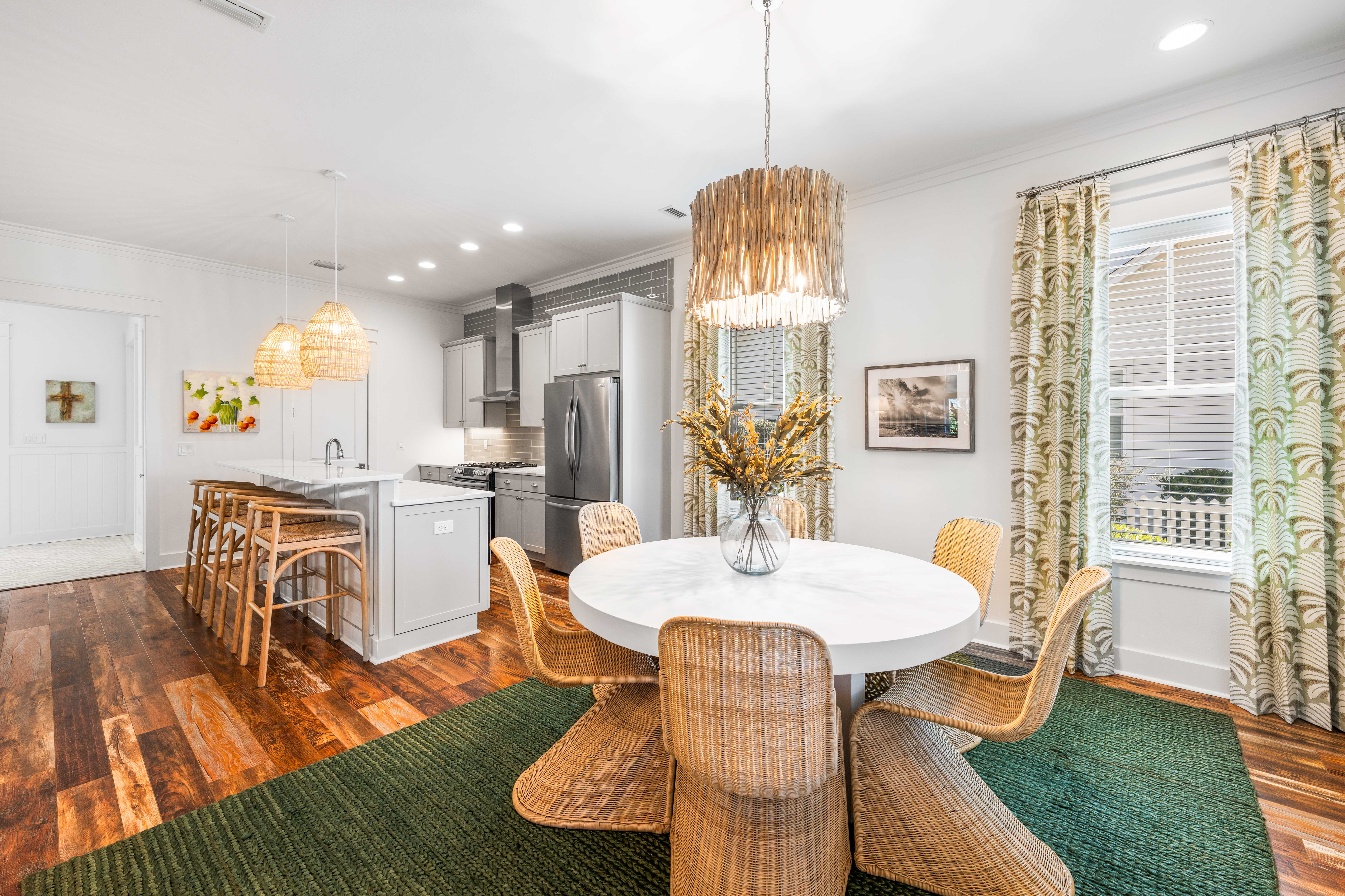  Oversized Corner Lot Home with Carriage House, Screened Porch & Fenced Yard - 物件實景