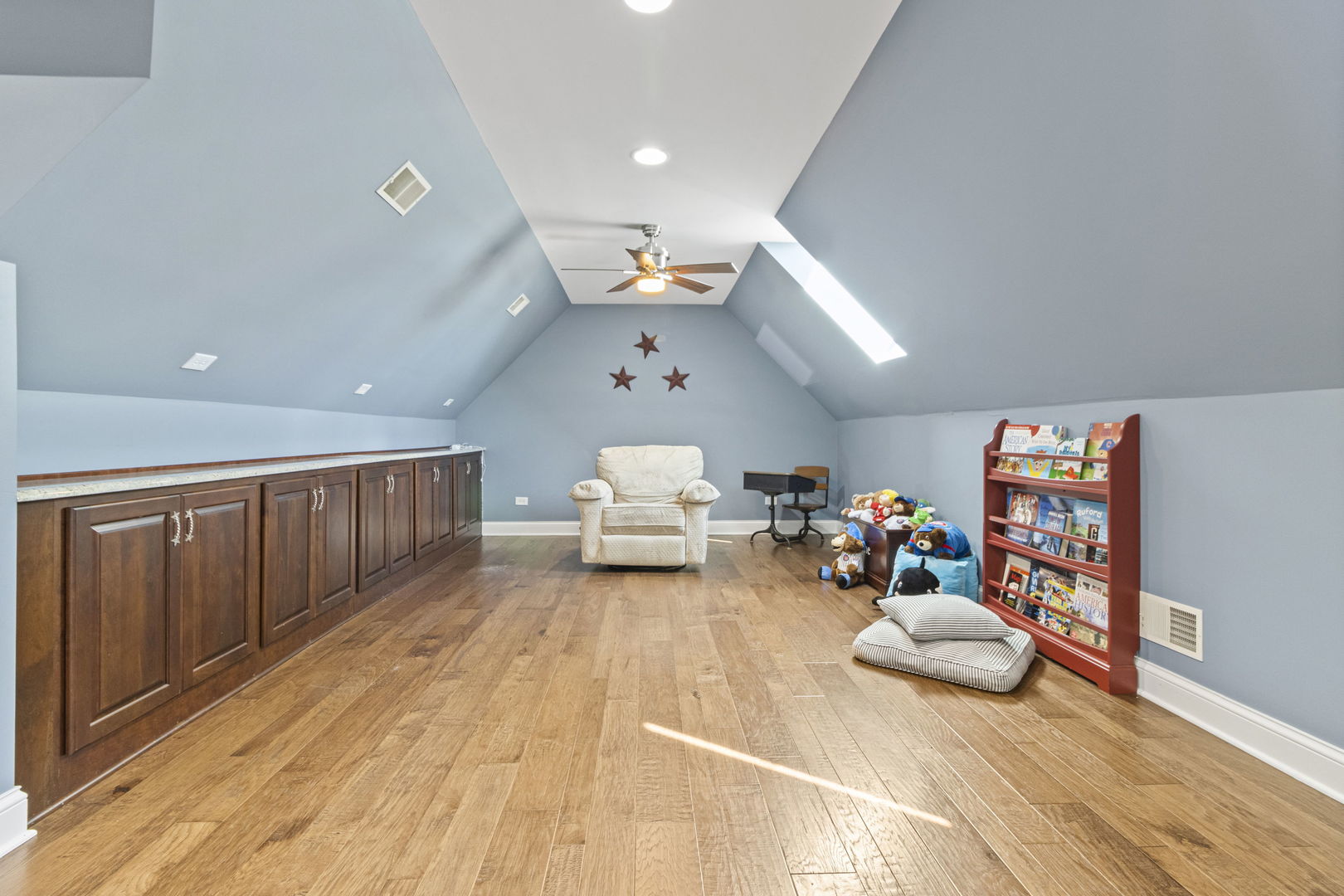 Shorewood, Illinois, 60404, United States, 4 Bedrooms Bedrooms, ,6 BathroomsBathrooms,Residential,For Sale,1933443