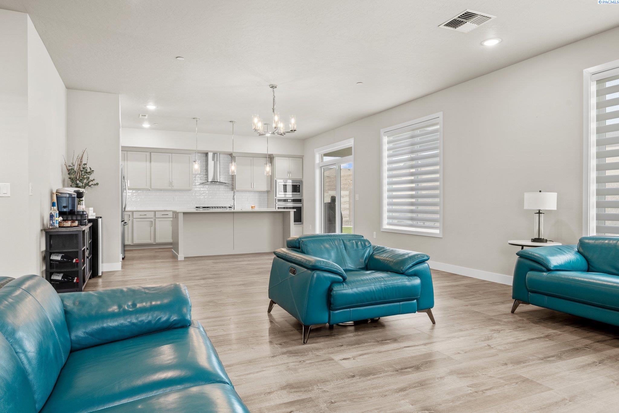 Richland, Washington, 99352, United States, 4 Bedrooms Bedrooms, ,3 BathroomsBathrooms,Residential,For Sale,1766323