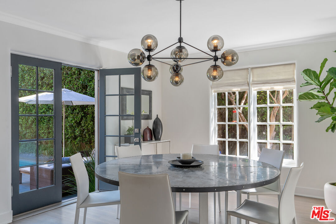 Los Angeles, California, 90020, United States, 5 Bedrooms Bedrooms, ,5 BathroomsBathrooms,Residential,For Sale,1939583
