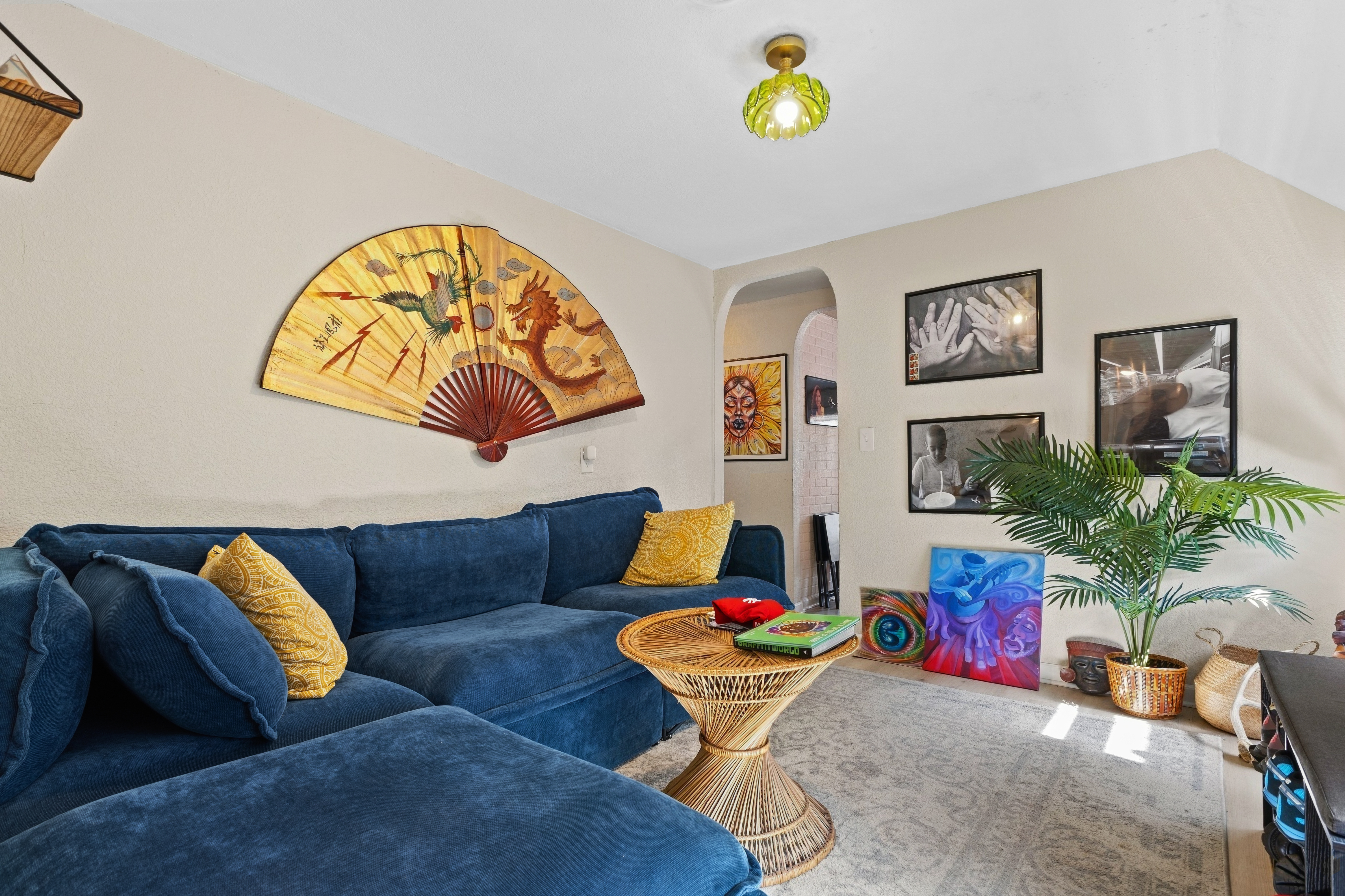  Prime Bay View Investment: Updated Duplex with 4-Car Garage Near Lake Michigan - 物件實景