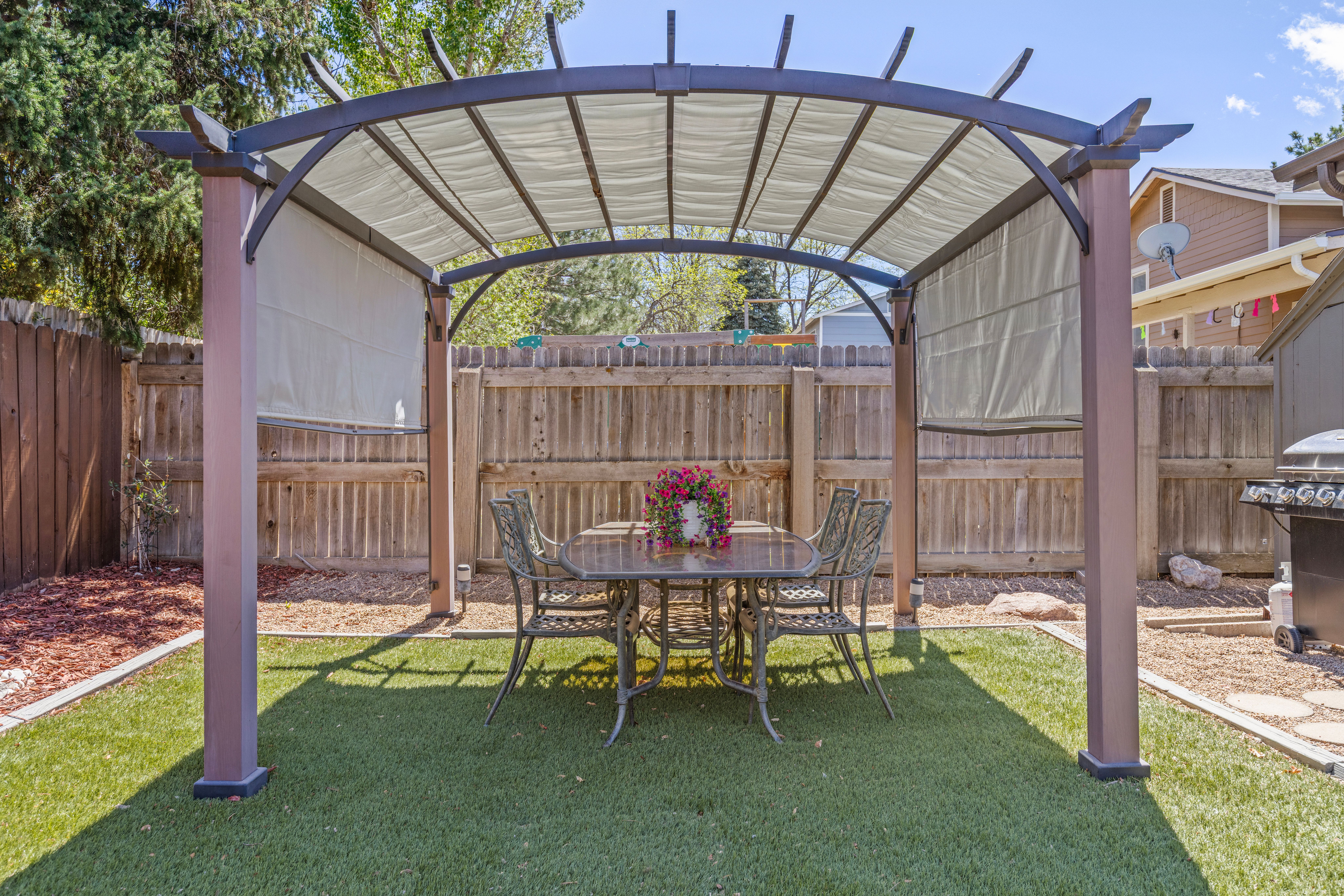  Beautifully Renovated Ranch Home for Multigeneration Living with Two Kitchens - 物件實景