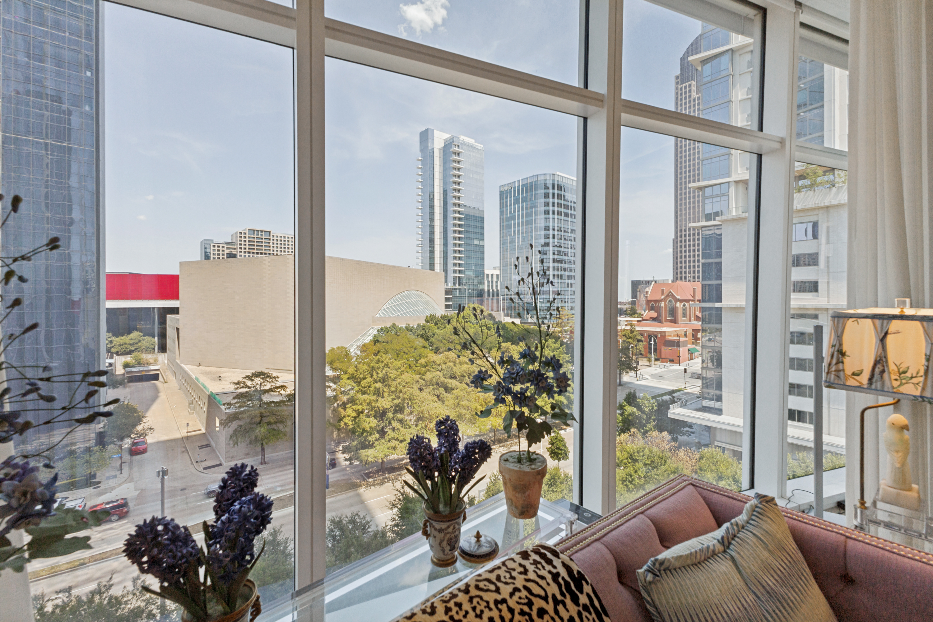  Distinctive Residence with Refined Custom Interiors - 物件實景