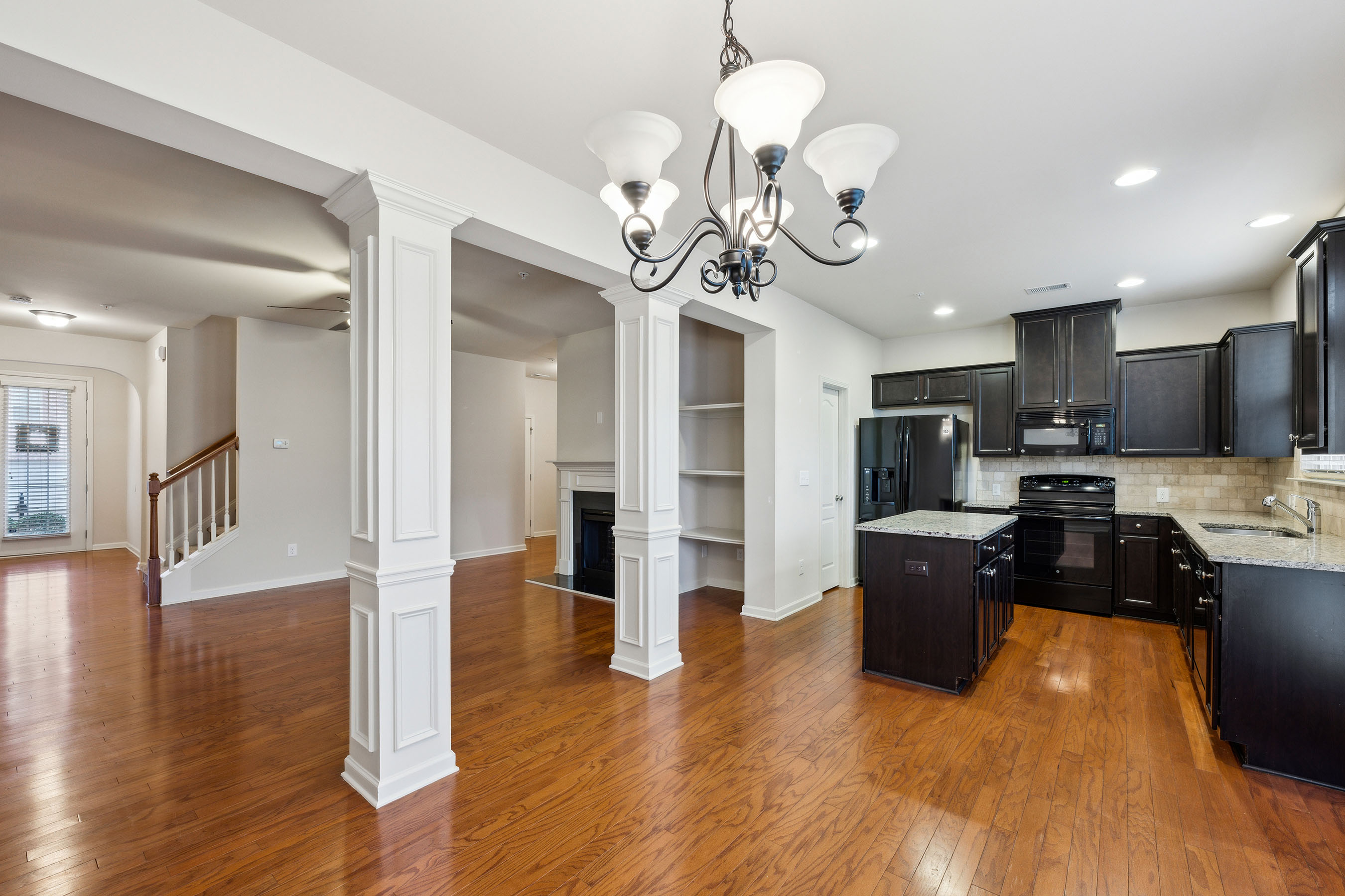  Welcome to this Beautifully Maintained Two-Story Townhome - 物件實景