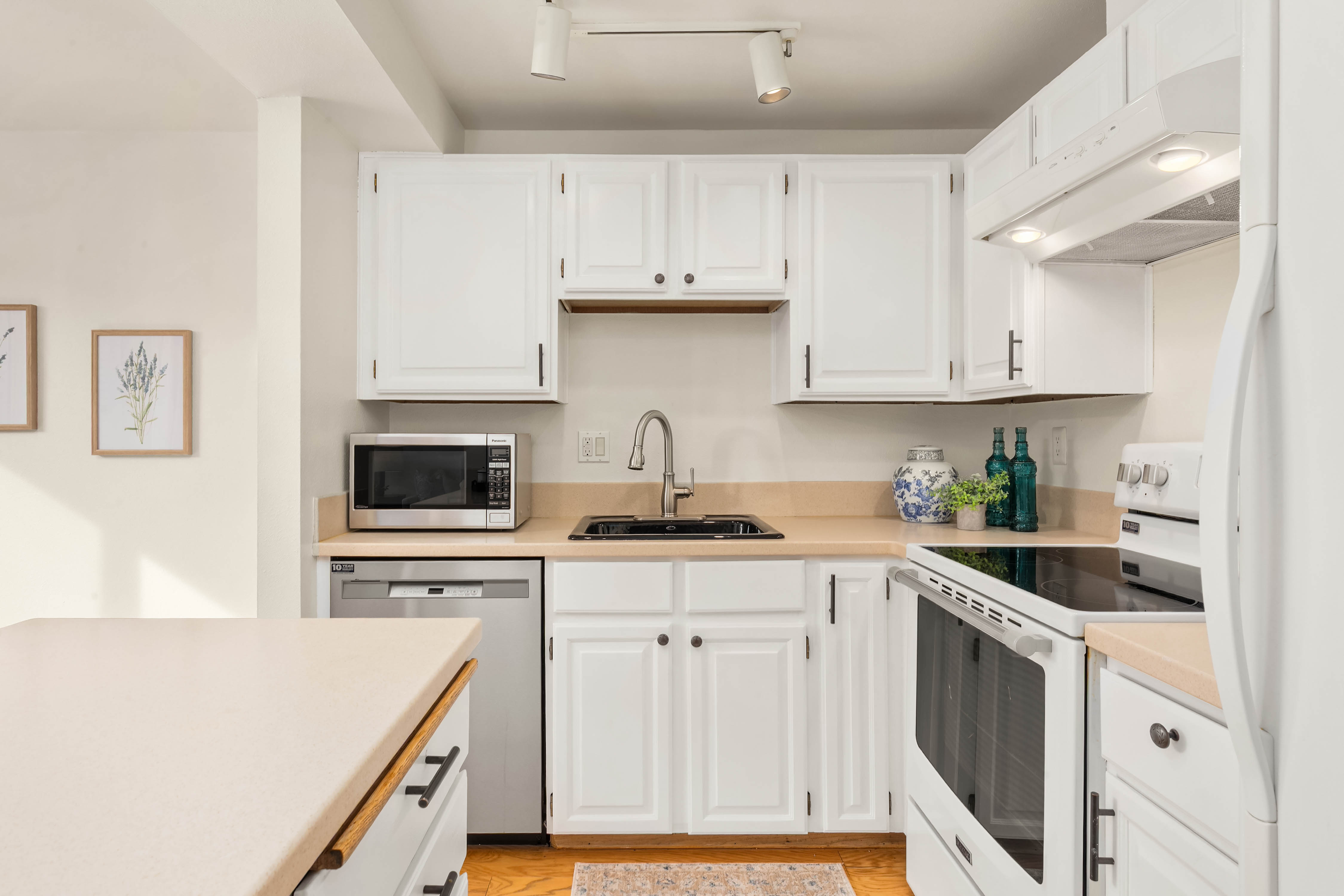  202 W Olympic Place Unit #302, Seattle, WA 98119 - 物件實景