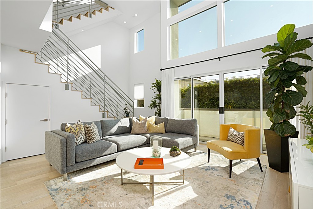 Los Angeles, California, 90019, United States, 2 Bedrooms Bedrooms, ,3 BathroomsBathrooms,Residential,For Sale,1990978