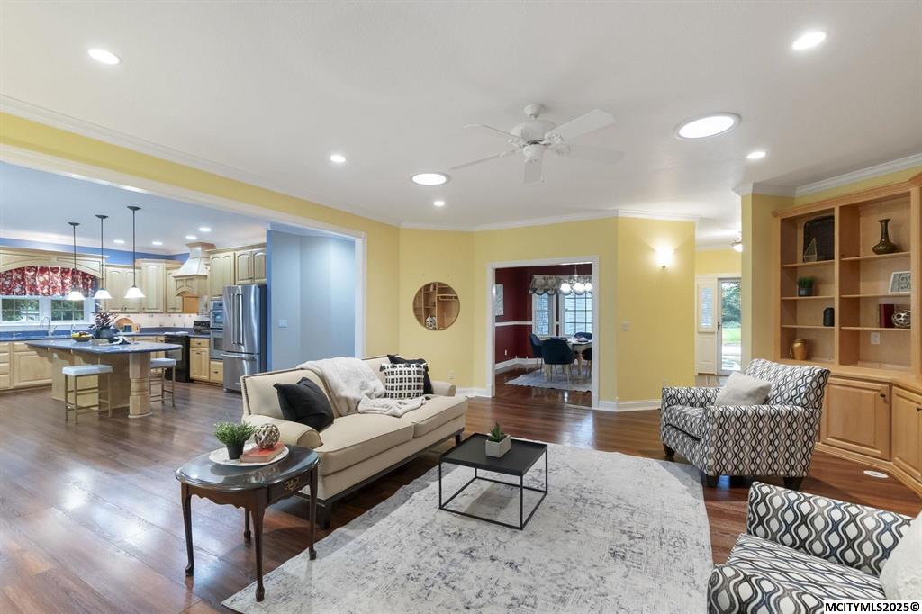 Mason City, Iowa, 50401, United States, 5 Bedrooms Bedrooms, ,4 BathroomsBathrooms,Residential,For Sale,1973709