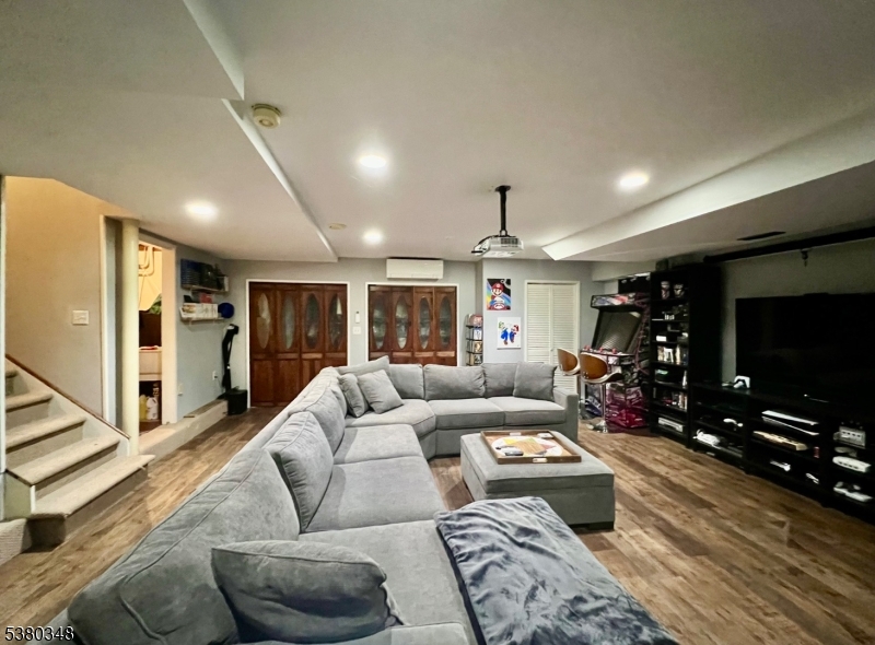 Pompton Lakes Boro, New Jersey, 07442, United States, 3 Bedrooms Bedrooms, ,3 BathroomsBathrooms,Residential,For Sale,1925292