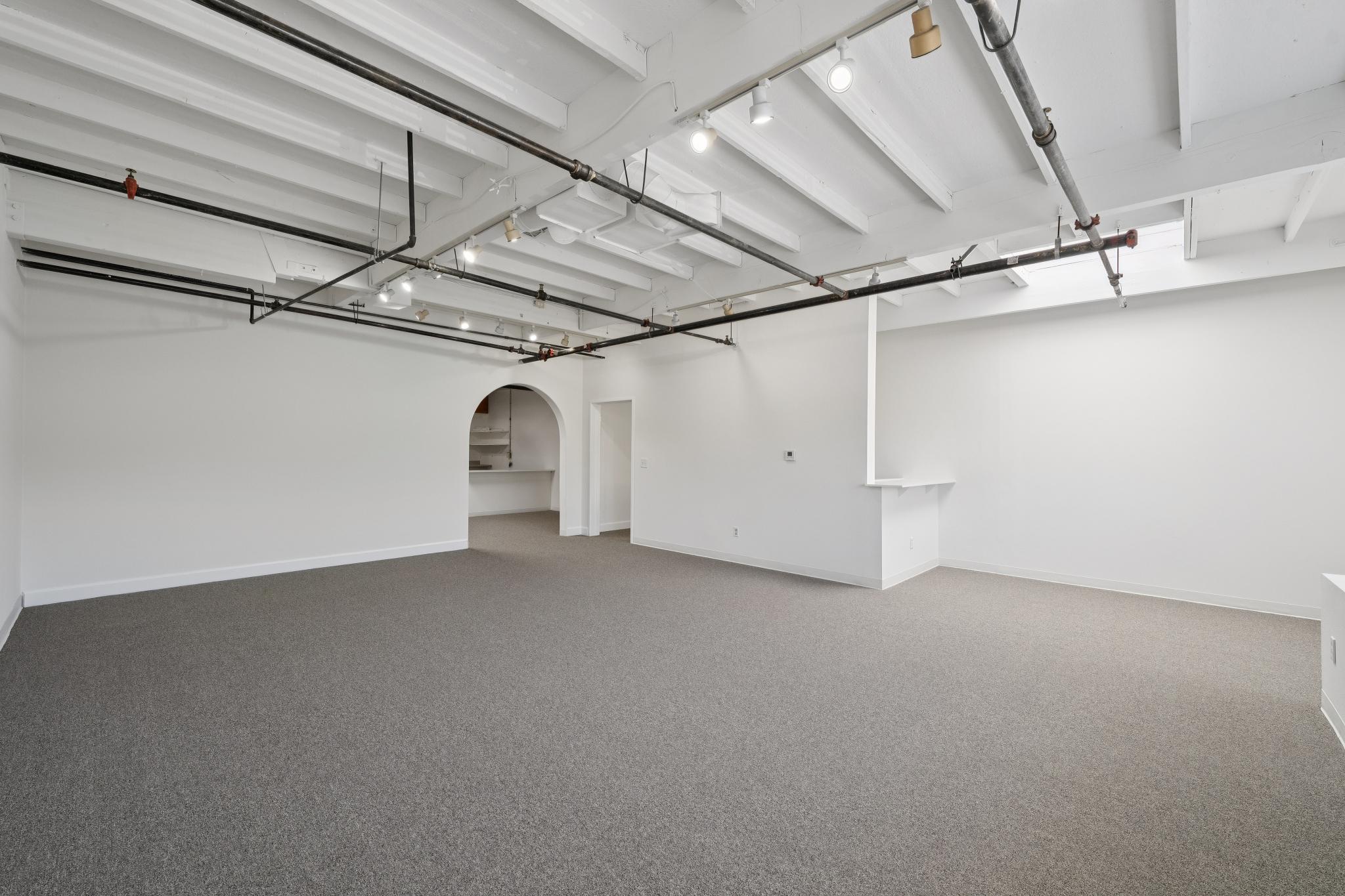  Creative Loft-Style Commercial Space with 15+ Foot Ceilings - 物件實景