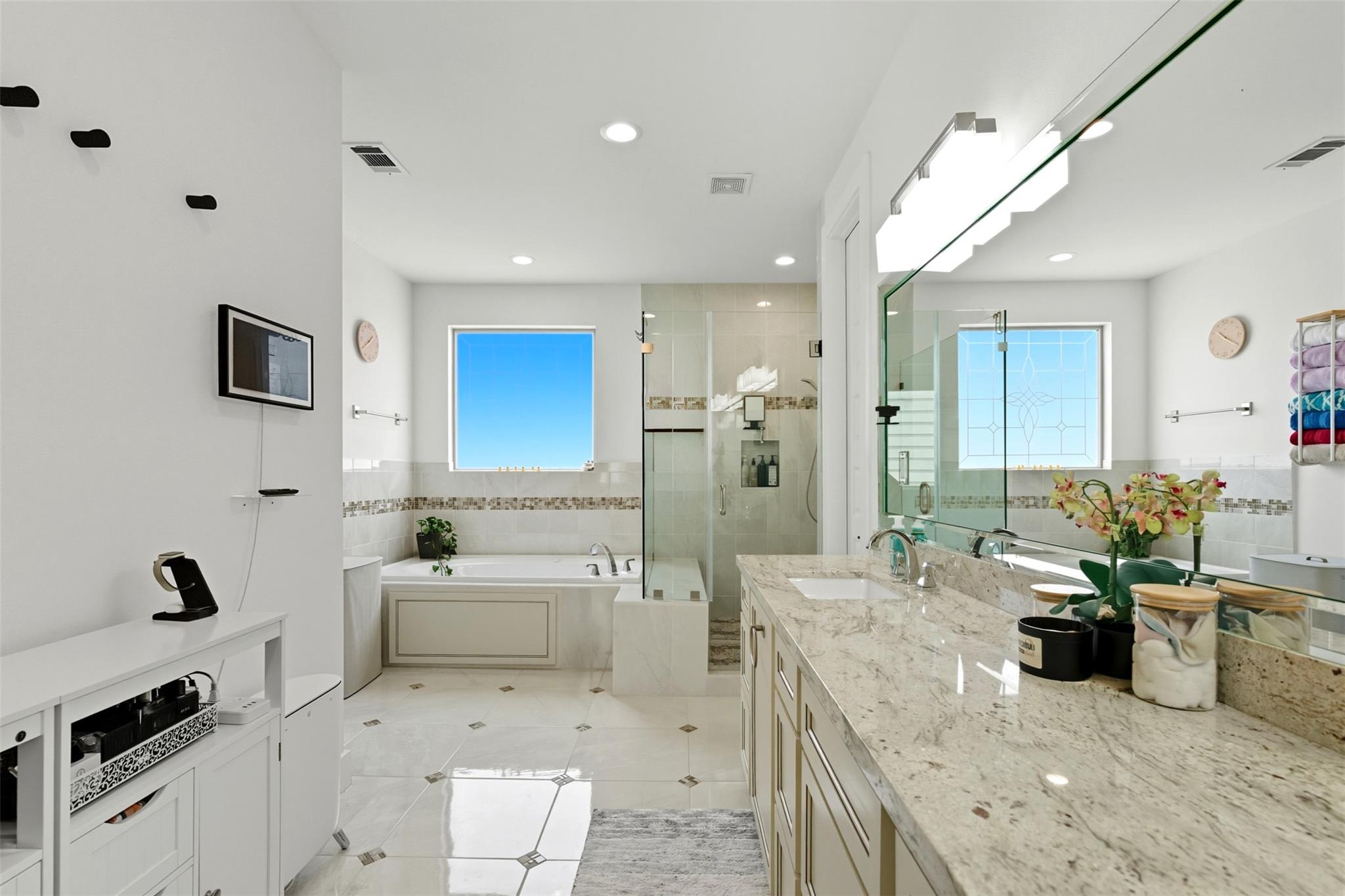 Houston, Texas, 77006, United States, 3 Bedrooms Bedrooms, ,4 BathroomsBathrooms,Residential,For Sale,1977830