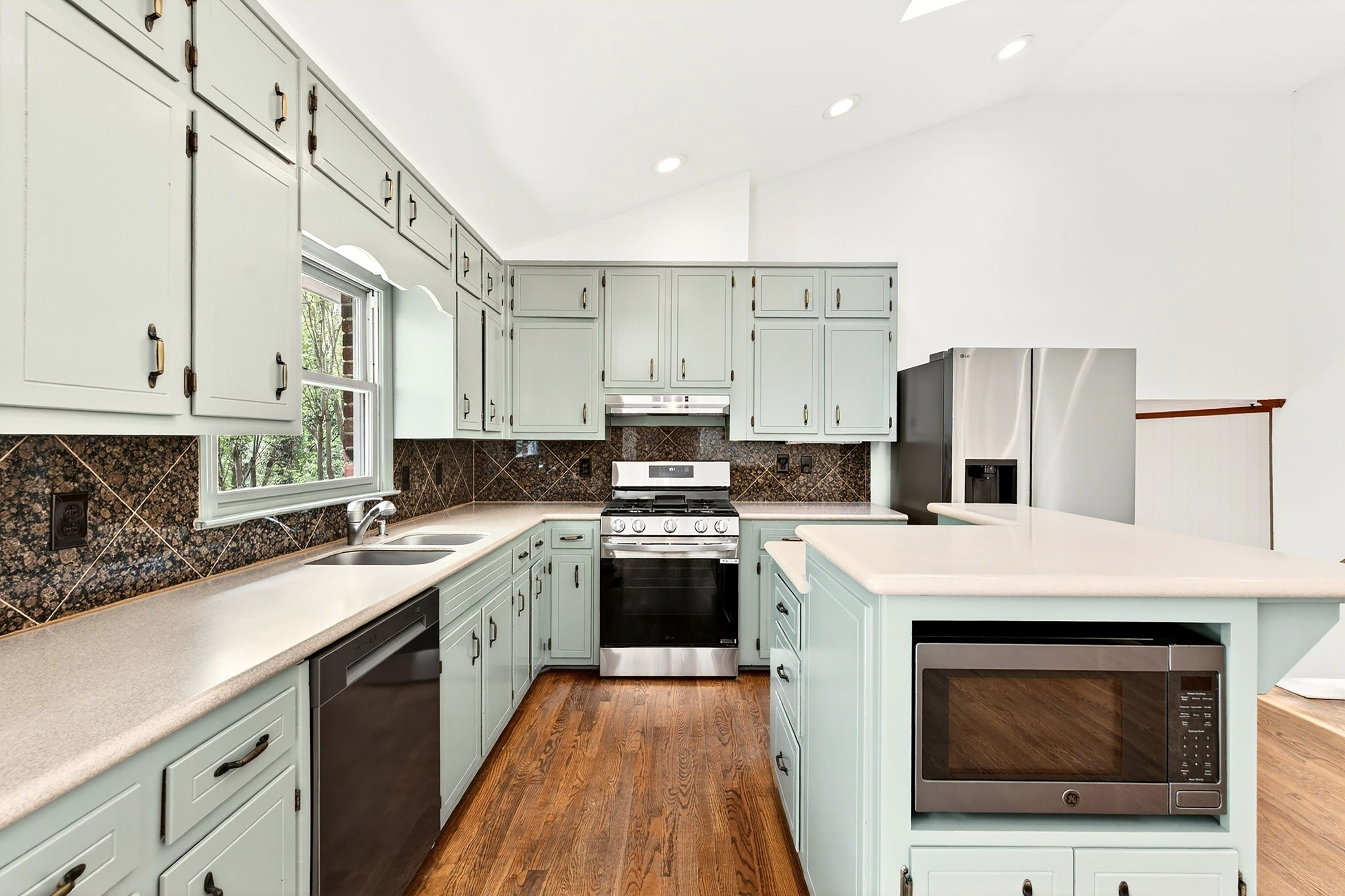  Thoughtfully Expanded and Updated Dunwoody Home on Wooded 0.82+/- Acre Lot - 物件實景