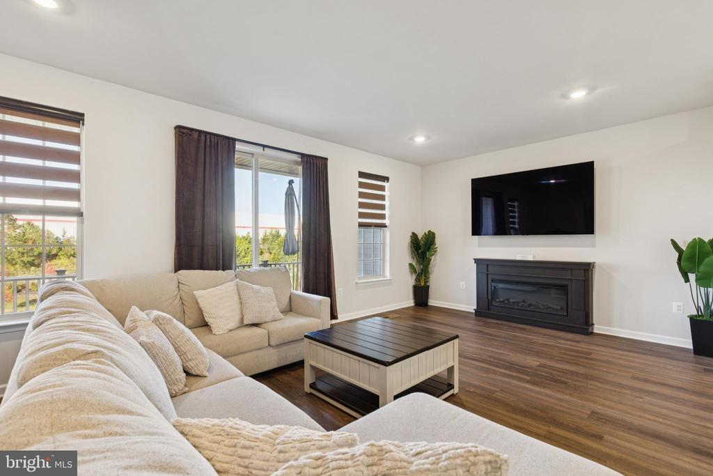 Leesburg, Virginia, 20176, United States, 4 Bedrooms Bedrooms, ,4 BathroomsBathrooms,Residential,For Sale,1983431