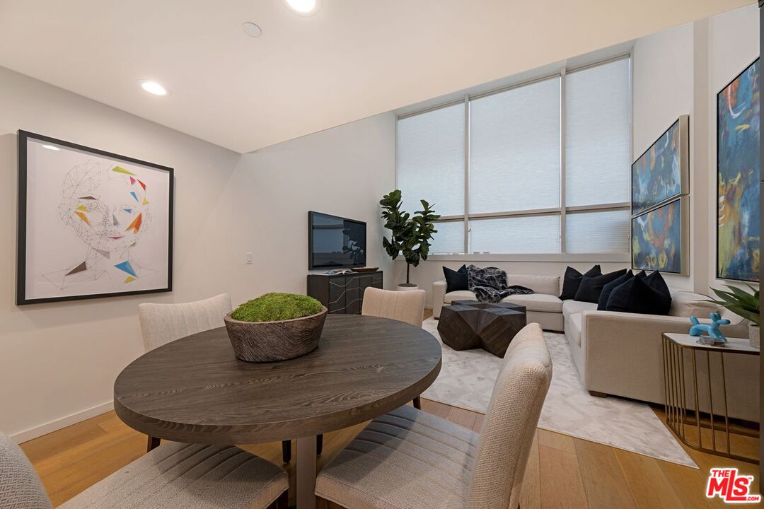 Santa Monica, California, 90401, United States, 2 Bedrooms Bedrooms, ,2 BathroomsBathrooms,Residential,For Sale,2001911