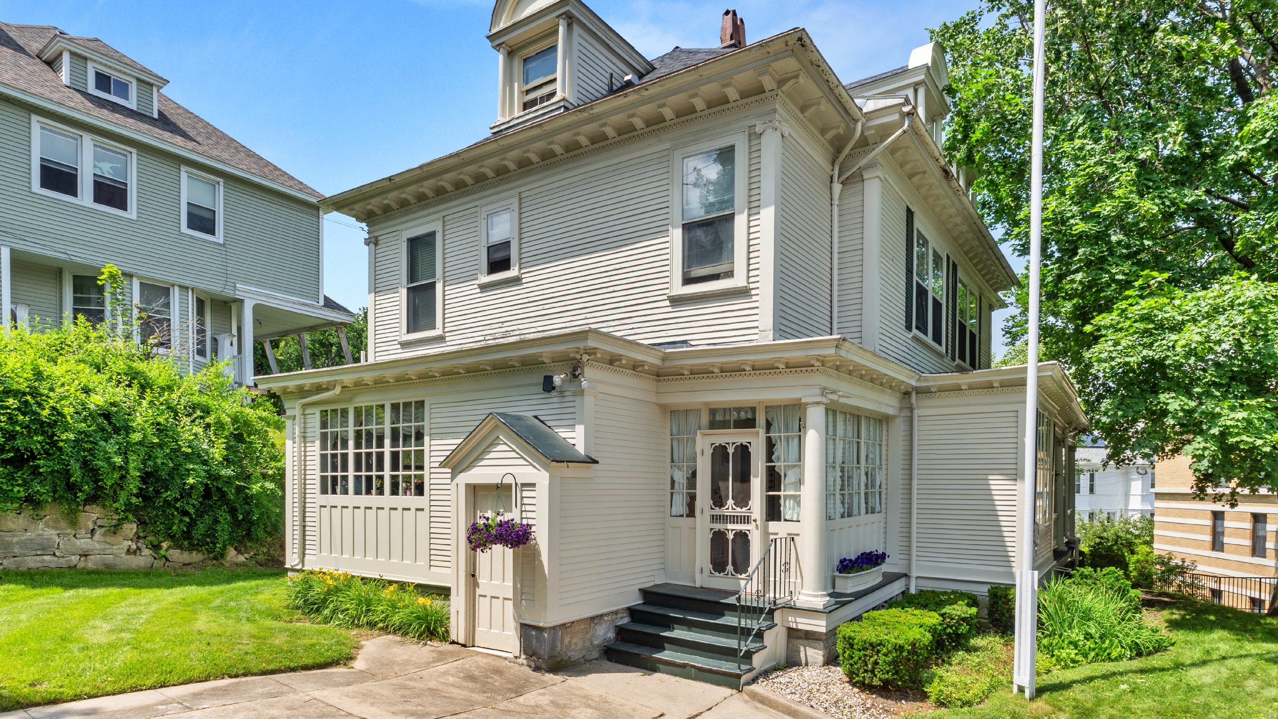  Charming In-Town Victorian with Large Carriage House - 物件實景