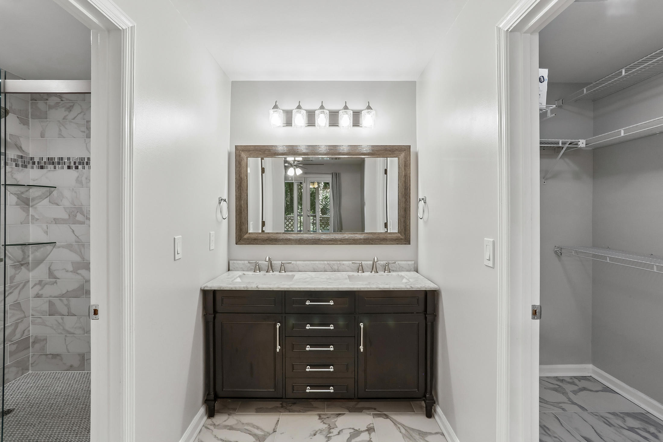  Completely Renovated Move-In Ready End Unit - 物件實景