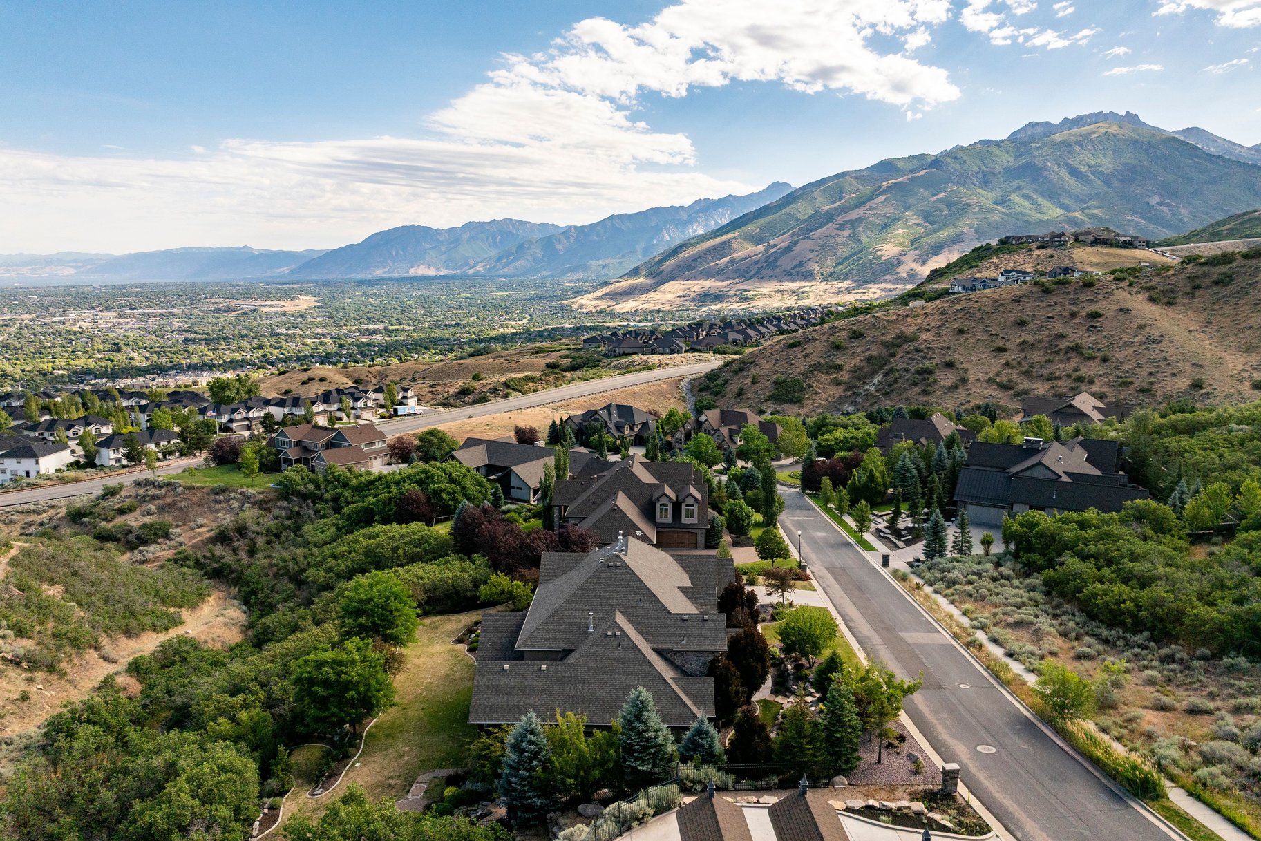  Mountain Views, Trail Access & Luxury East Bench Living - 物件實景