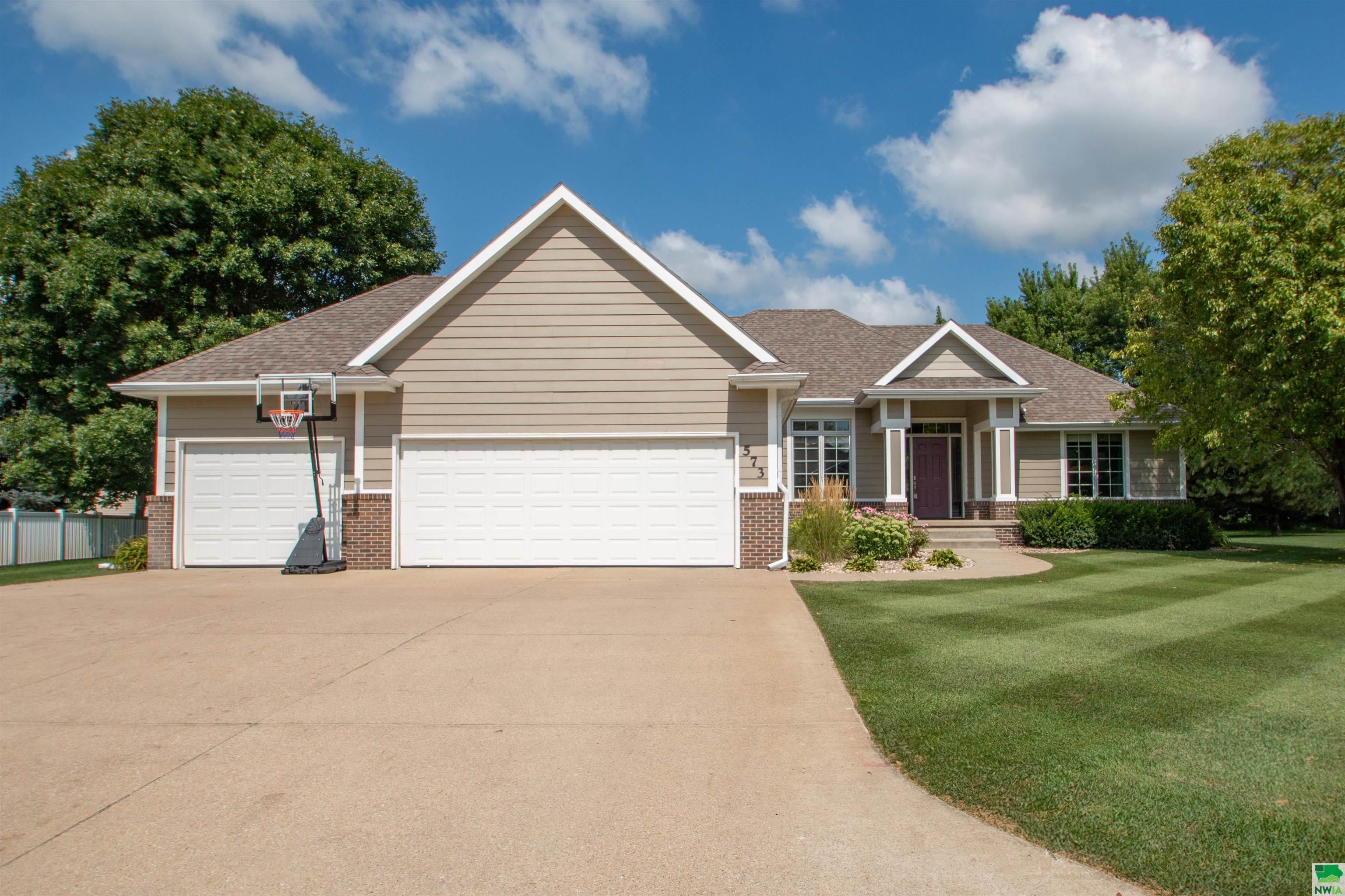 Dakota Dunes, South Dakota, 57049, United States, 4 Bedrooms Bedrooms, ,3 BathroomsBathrooms,Residential,For Sale,1937914