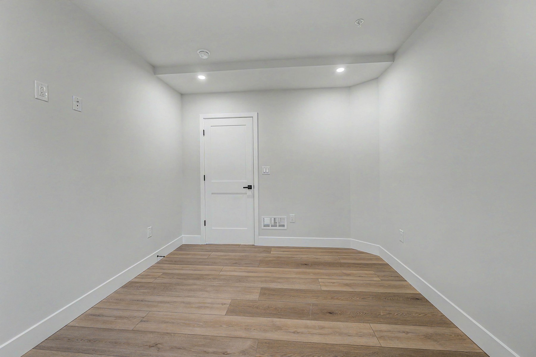  323 E Oak Avenue #103 - 物件實景