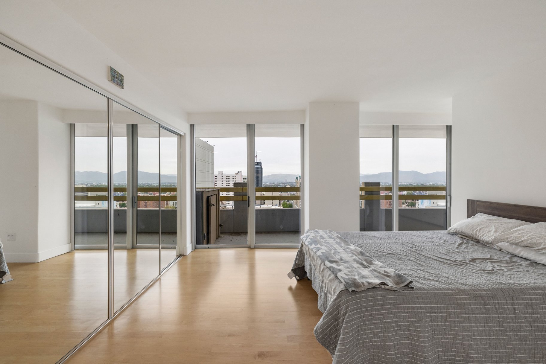  Chic Downtown Condo with Mountain & River Views - 物件實景