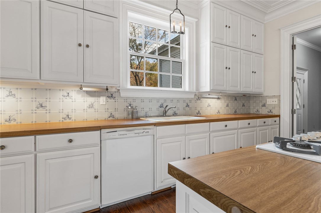 Harrison, Arkansas, 72601, United States, 4 Bedrooms Bedrooms, ,5 BathroomsBathrooms,Residential,For Sale,1989365