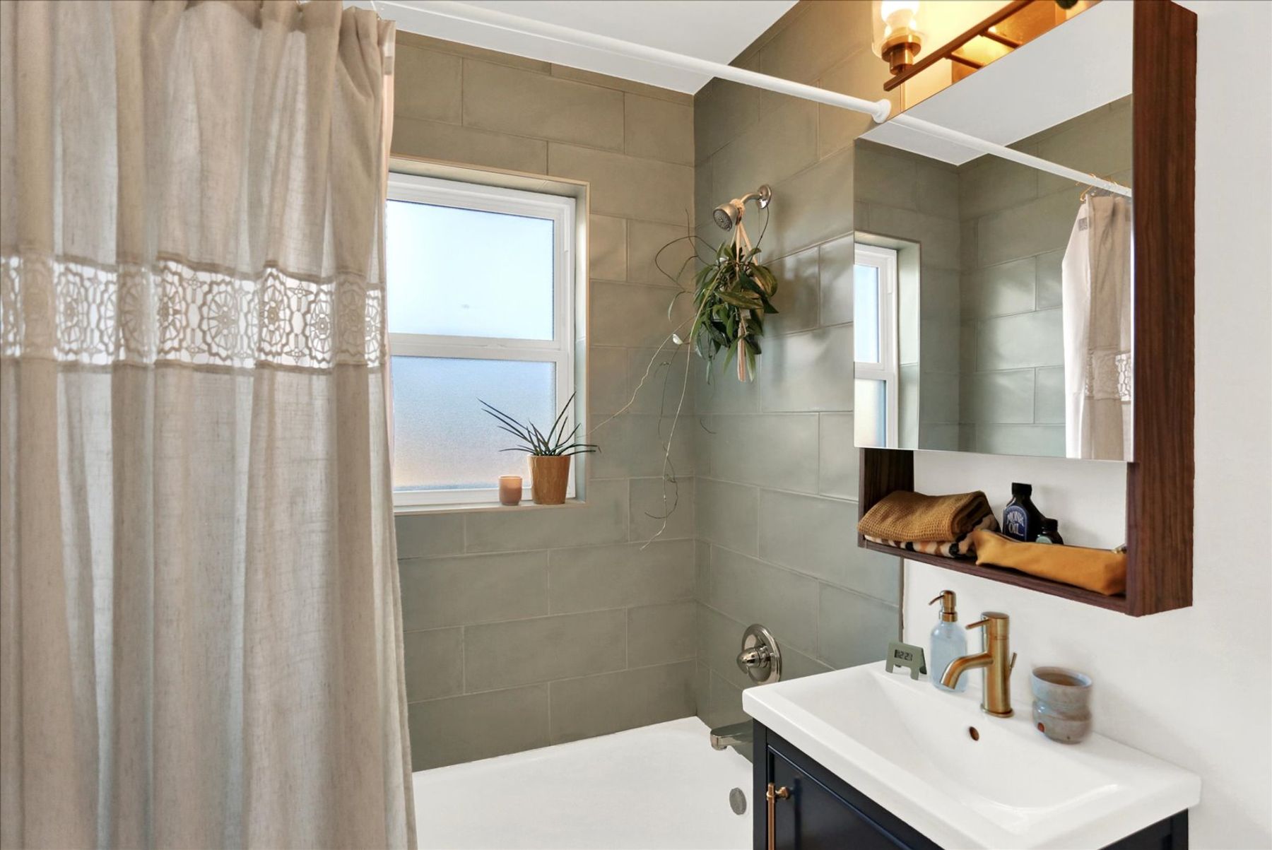  Athmar Park Gem: Newly Remodeled 3-Bed with Basement, Yard & Oversized Garage - 物件實景