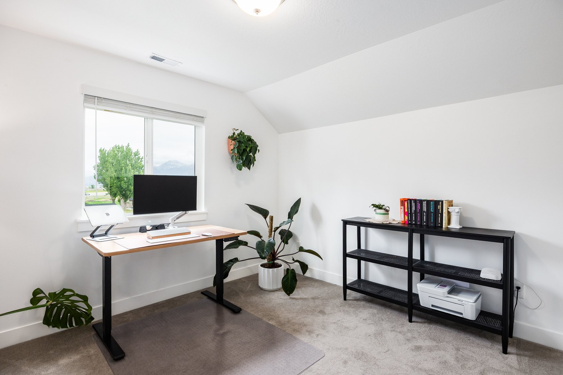  Meticulously Maintained End-Unit Townhome - 物件實景