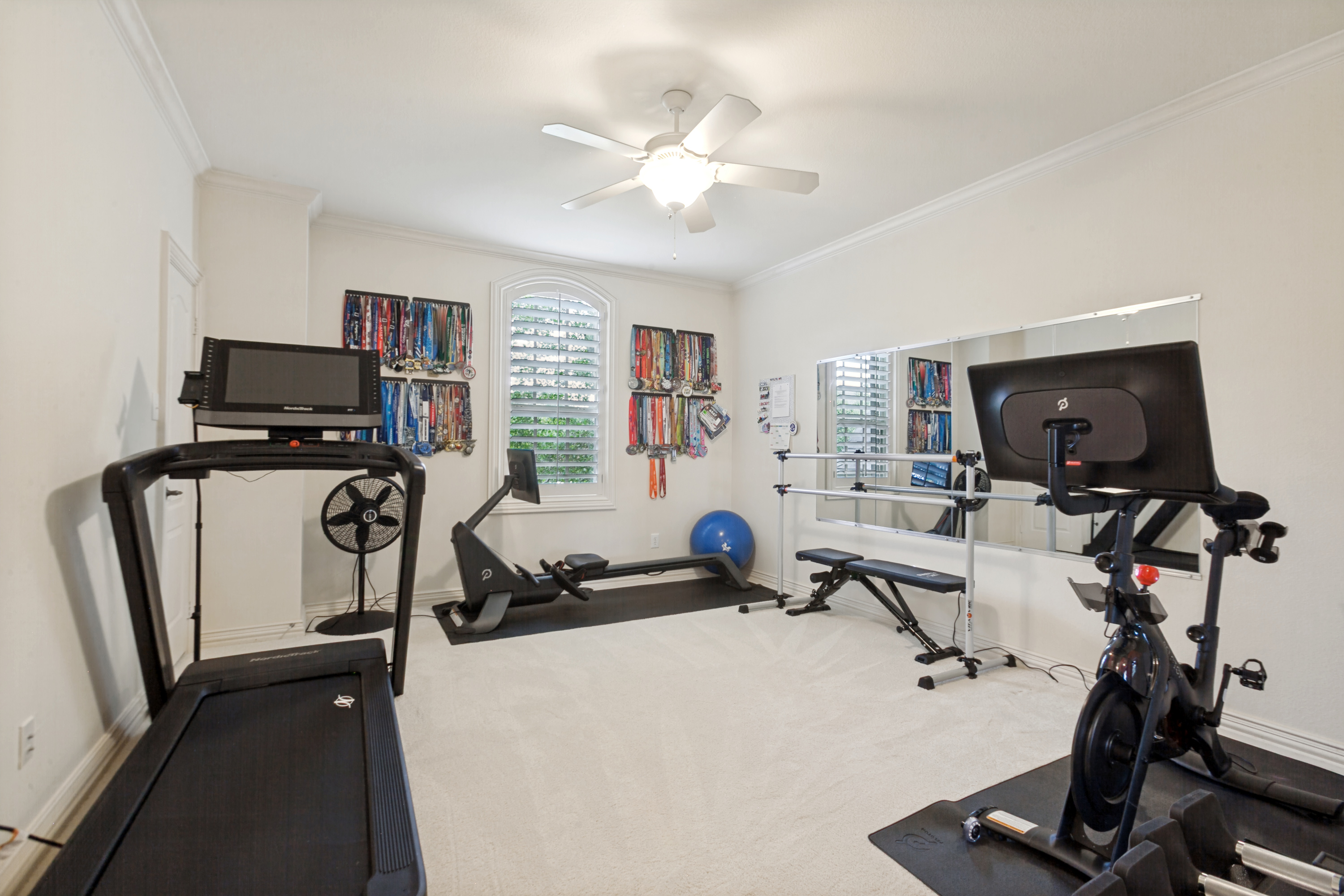  Preston Hollow 5-Bedroom Home with Pool, 2 Offices, and First-Floor Primary - 物件實景