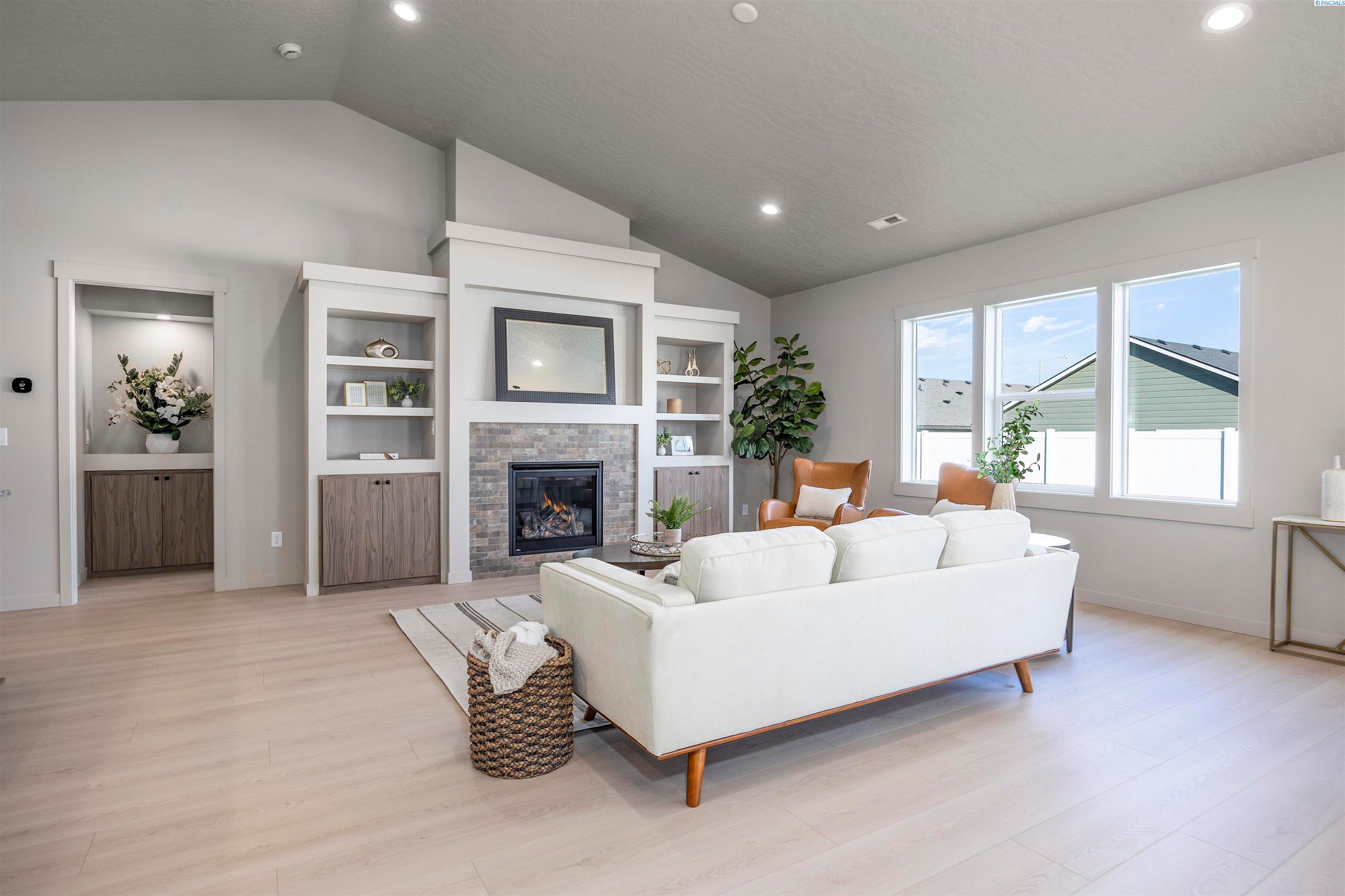 Richland, Washington, 99352, United States, 4 Bedrooms Bedrooms, ,3 BathroomsBathrooms,Residential,For Sale,1980389