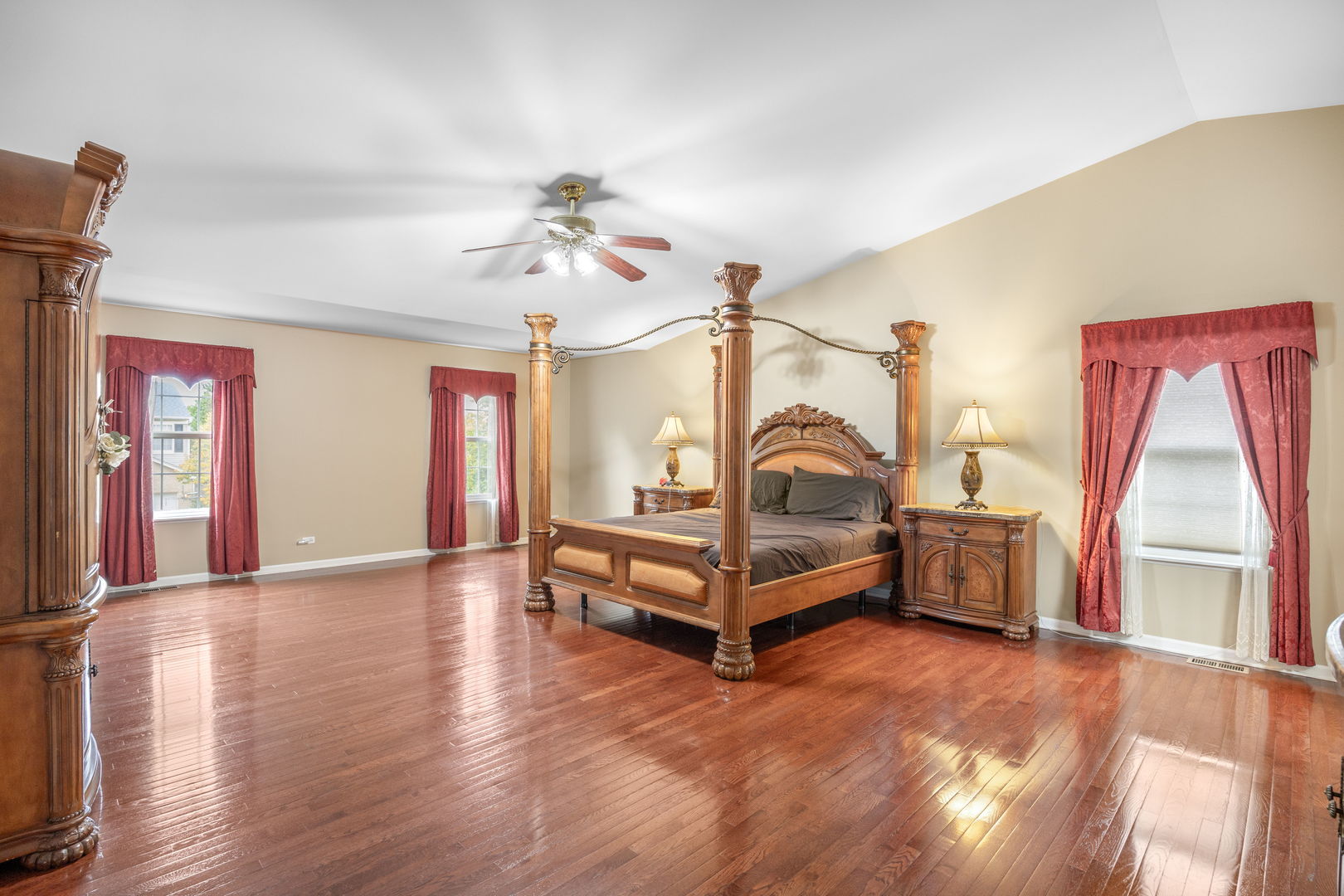 Aurora, Illinois, 60503, United States, 4 Bedrooms Bedrooms, ,4 BathroomsBathrooms,Residential,For Sale,1970243