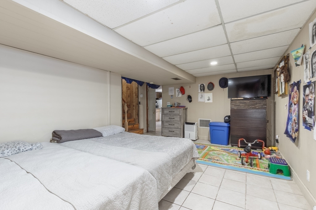 Waltham, Massachusetts, 02451, United States, 3 Bedrooms Bedrooms, ,2 BathroomsBathrooms,Residential,For Sale,1894263