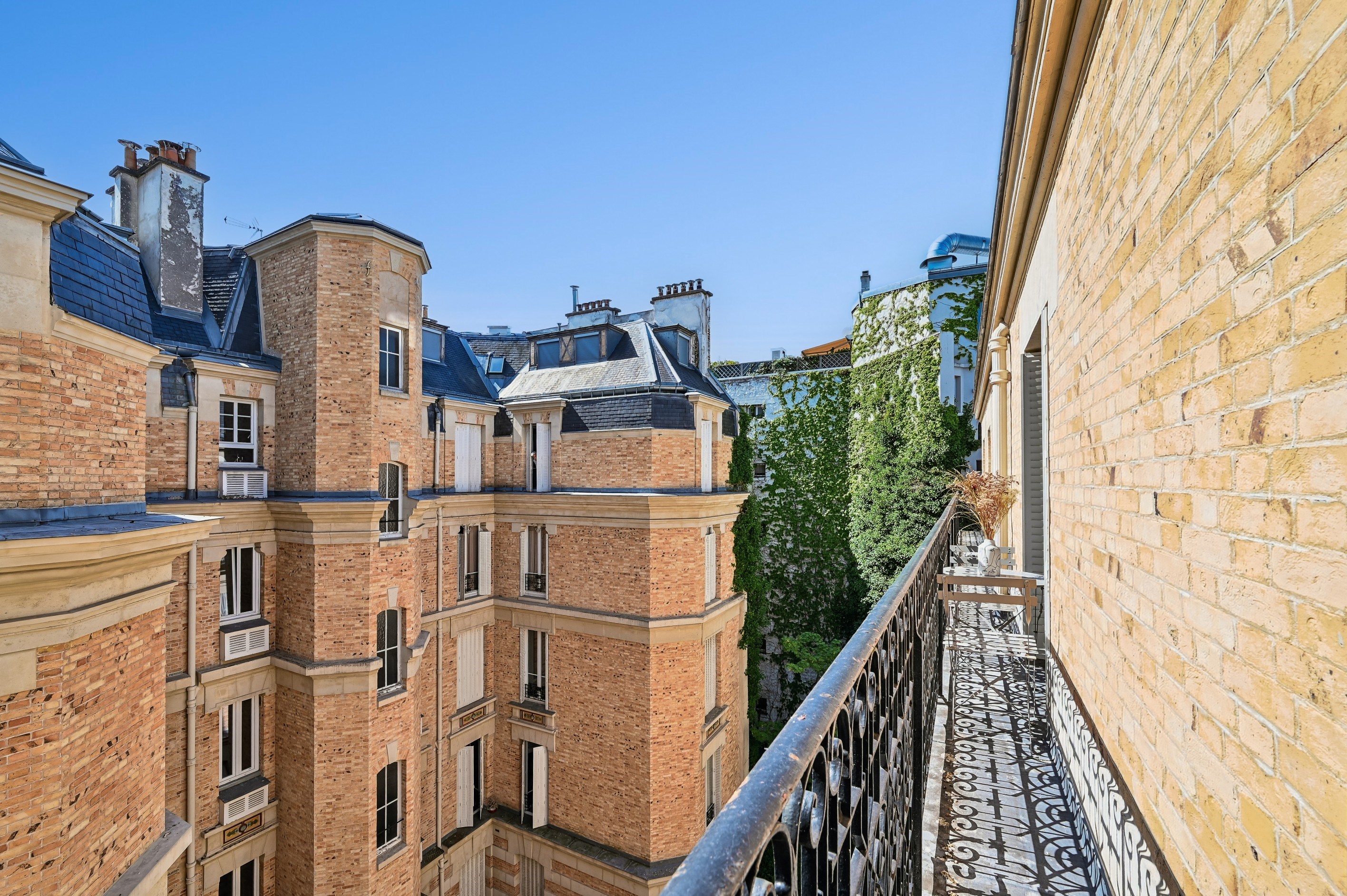  PARIS XVI - VILLAGE D